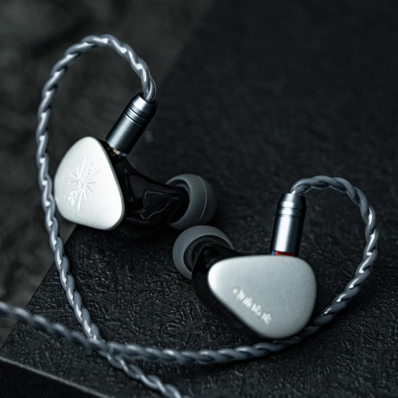 Tripowin Grace Odłączany kabel słuchawkowy OFC z mikrofonem, 0,78 mm, 2-pinowy HiFi, do audiofilów, konstrukcja zapobiegająca plątaniu i inteligentnym sterowaniu (2-pinowy)