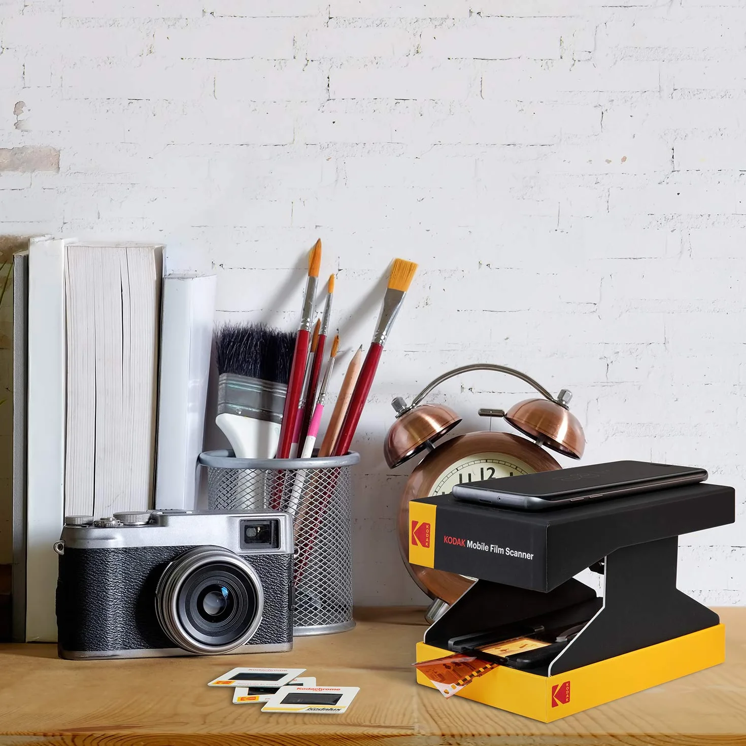 KODAK Mobilny skaner klisz — skanuj i zapisuj stare filmy i slajdy 35 mm za pomocą aparatu w smartfonie — przenośny, składany skaner z wbudowaną lampą LED