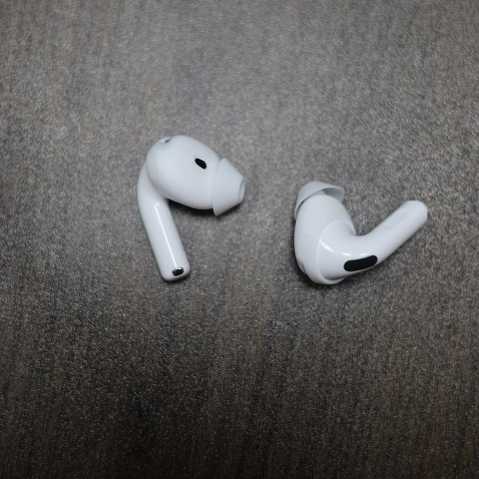 Adhiper 3 pary zamiennych silikonowych zatyczek do słuchawek AirPods 4 [nie pasują do etui ładującego], ultra cienkie, antypoślizgowe wzornictwo z torbą do przechowywania (białe)