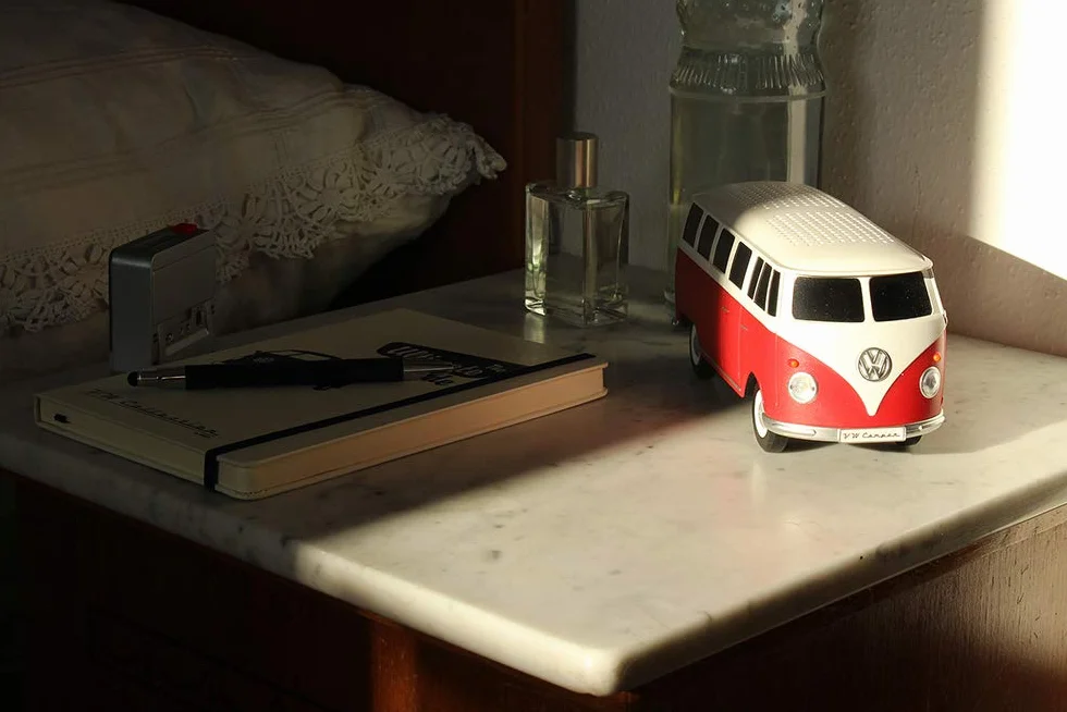 BRISA VW Collection - Volkswagen T1 Bulli Bus przenośny głośnik Bluetooth, bezprzewodowy/bezprzewodowy (skala: 1:20 I czerwony/biały)