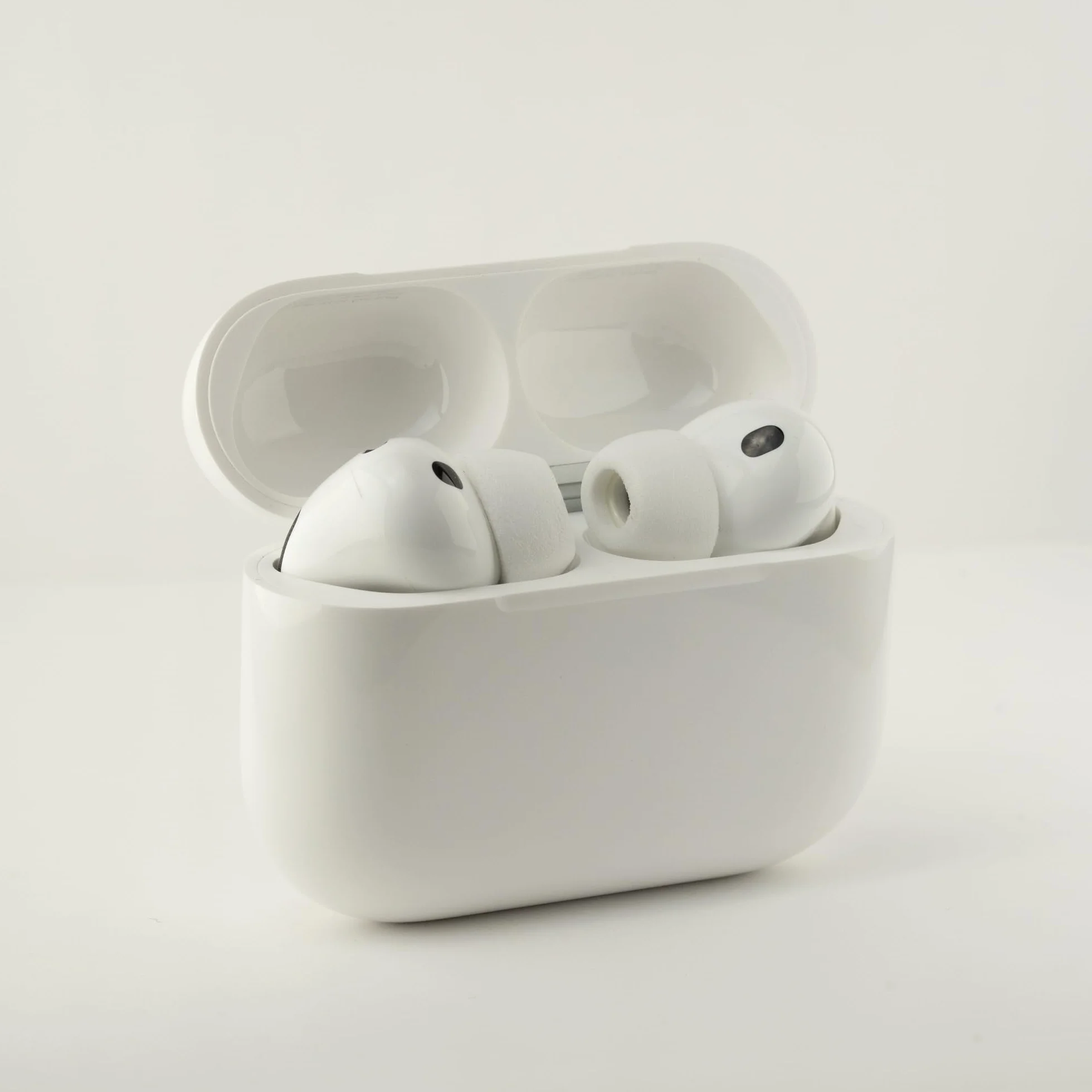Comply TrueGrip MAX wymienne zatyczki do uszu z pianki z pamięcią kształtu do Apple AirPods Pro (3 generacji), technologia SmartSkin, doskonała izolacja akustyczna, białe, rozmiar M, 1 para