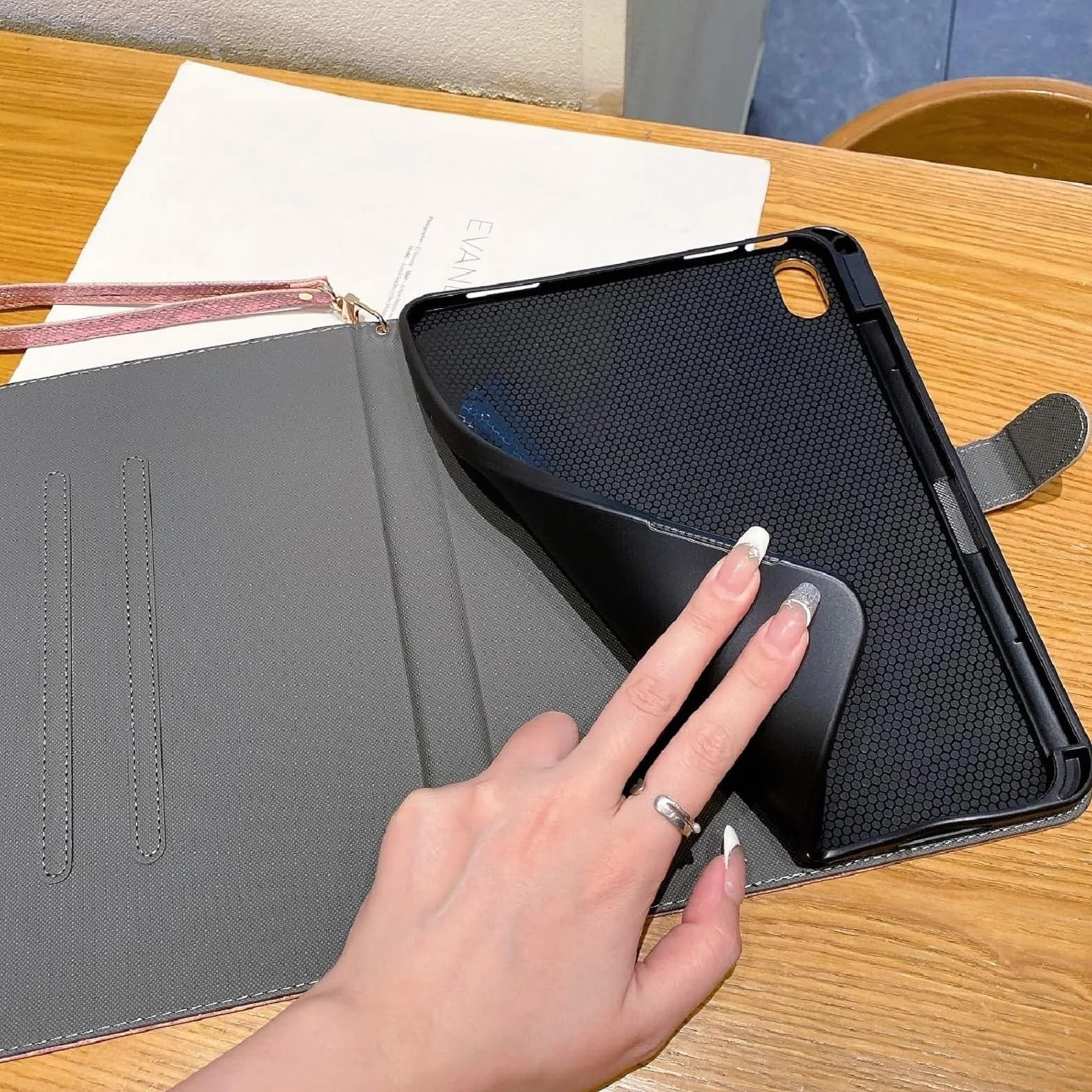 Brokatowe etui na iPada (A16) 11. generacji 2025 / iPad 10. generacji 27.7 cm 2022 – błyszczące etui z uchwytem na ołówki, paskiem na nadgarstek i automatycznym uśpieniami/budzeniem, stylowe