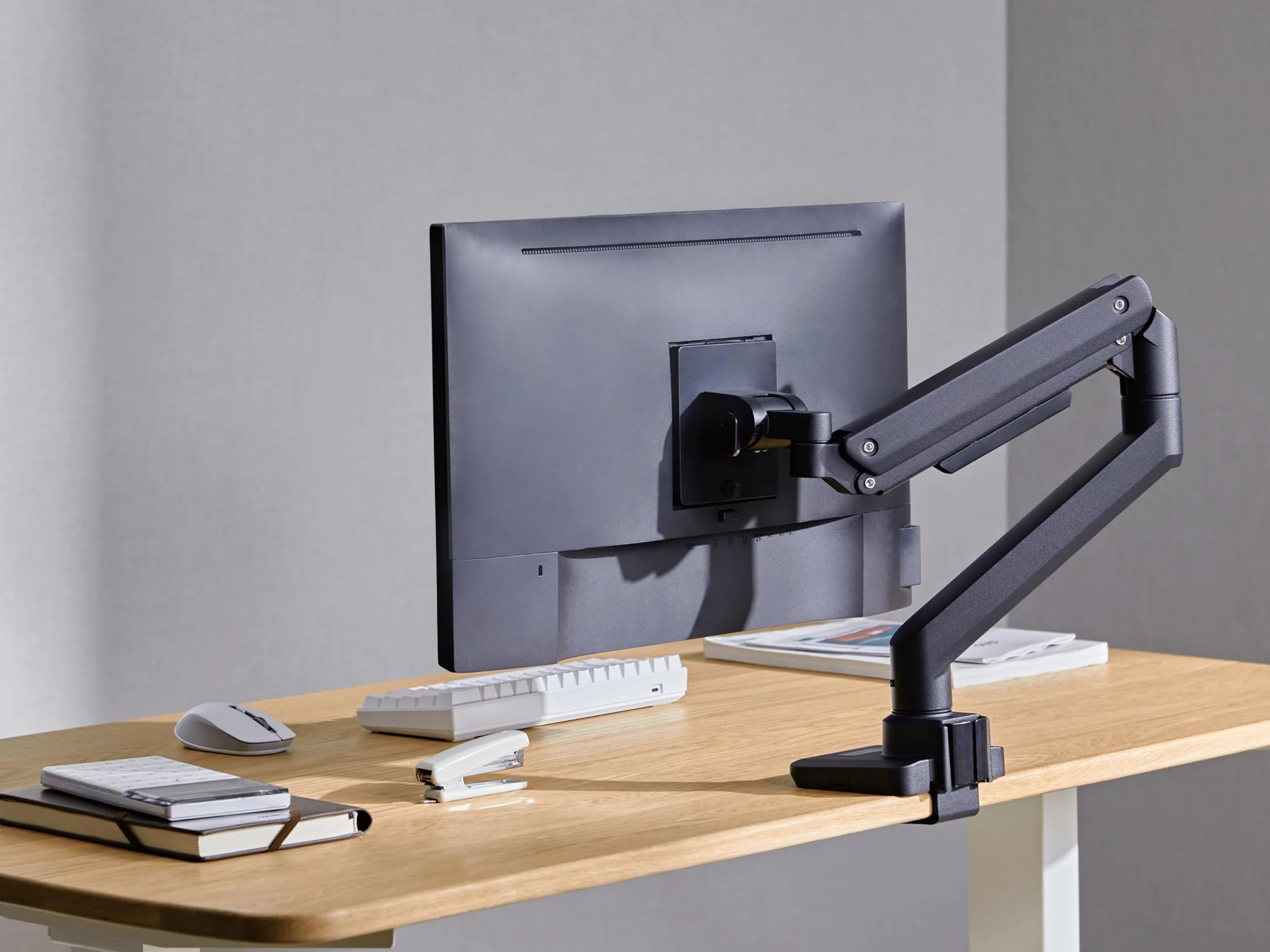 Equip 650180 wytrzymały uchwyt na monitor o przekątnej ekranu od 17 do 49 cali, czarny
