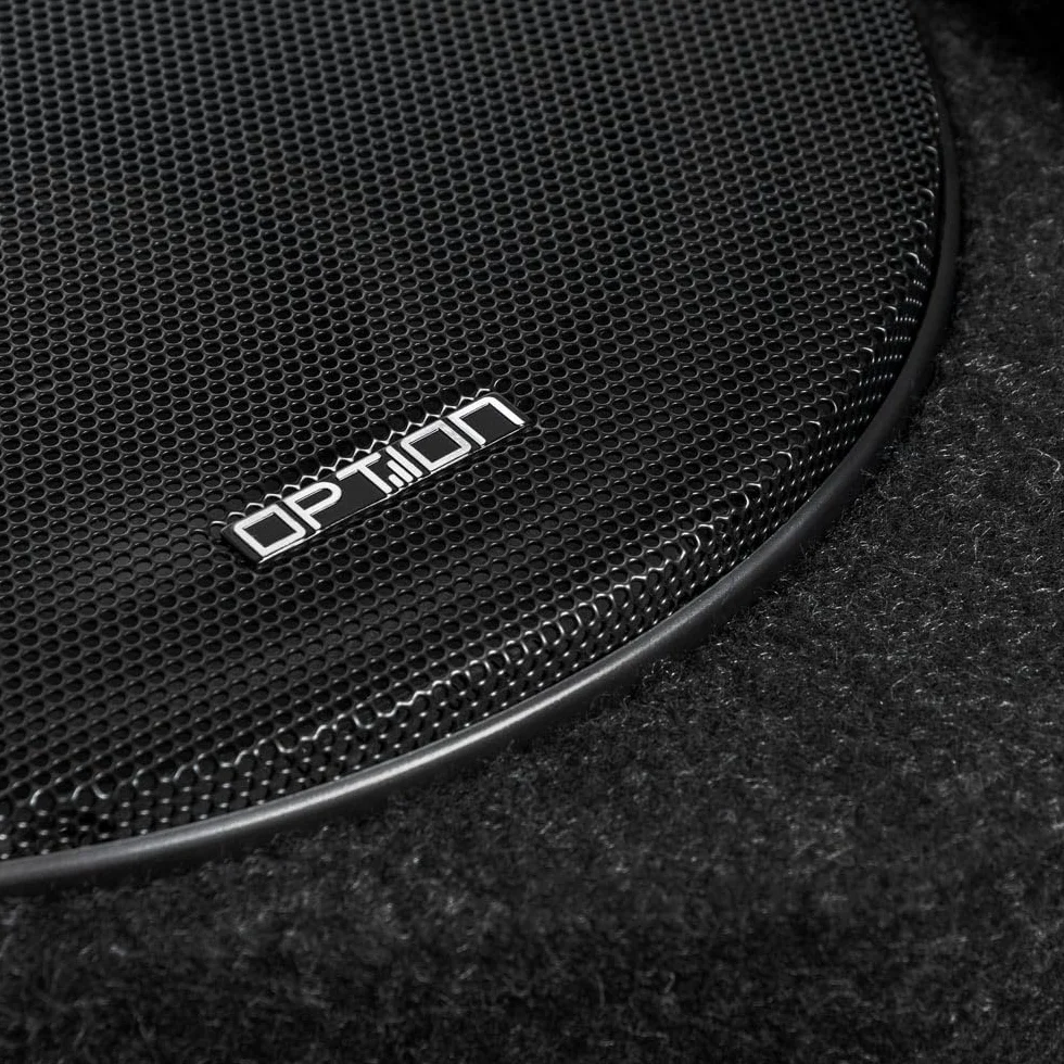 Option Subwoofer kompatybilny z VW Arteon, Tiguan, Passat, Golf 8 (system dźwiękowy H/K fabrycznie) 100% Plug & Play DRIVE10FLAT-BRP subwoofer na koło zapasowe