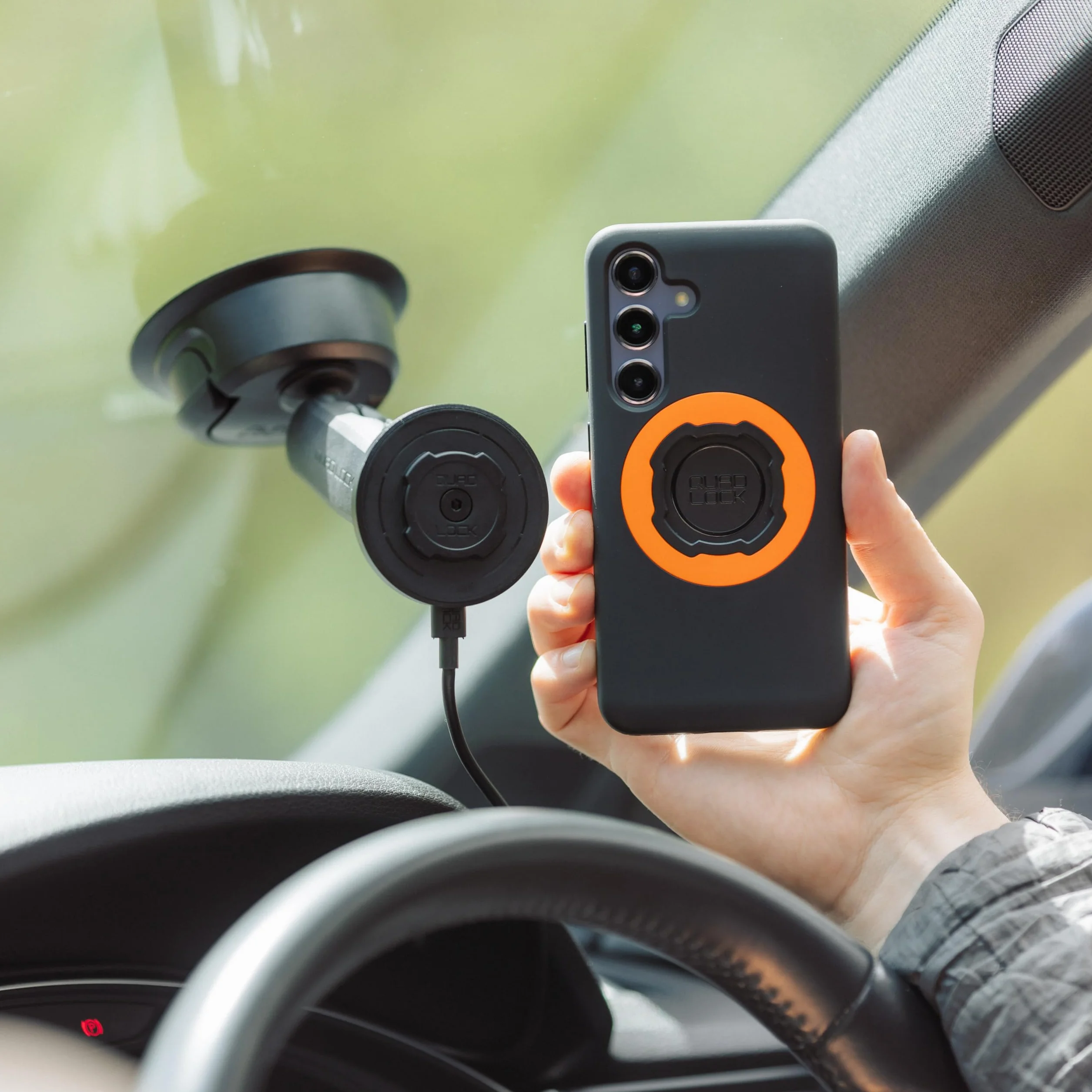 Quad Lock Wytrzymały uchwyt samochodowy na telefon z przyssawką z etui MAG i bezprzewodową głowicą ładującą MAG do iPhone 17e/16e