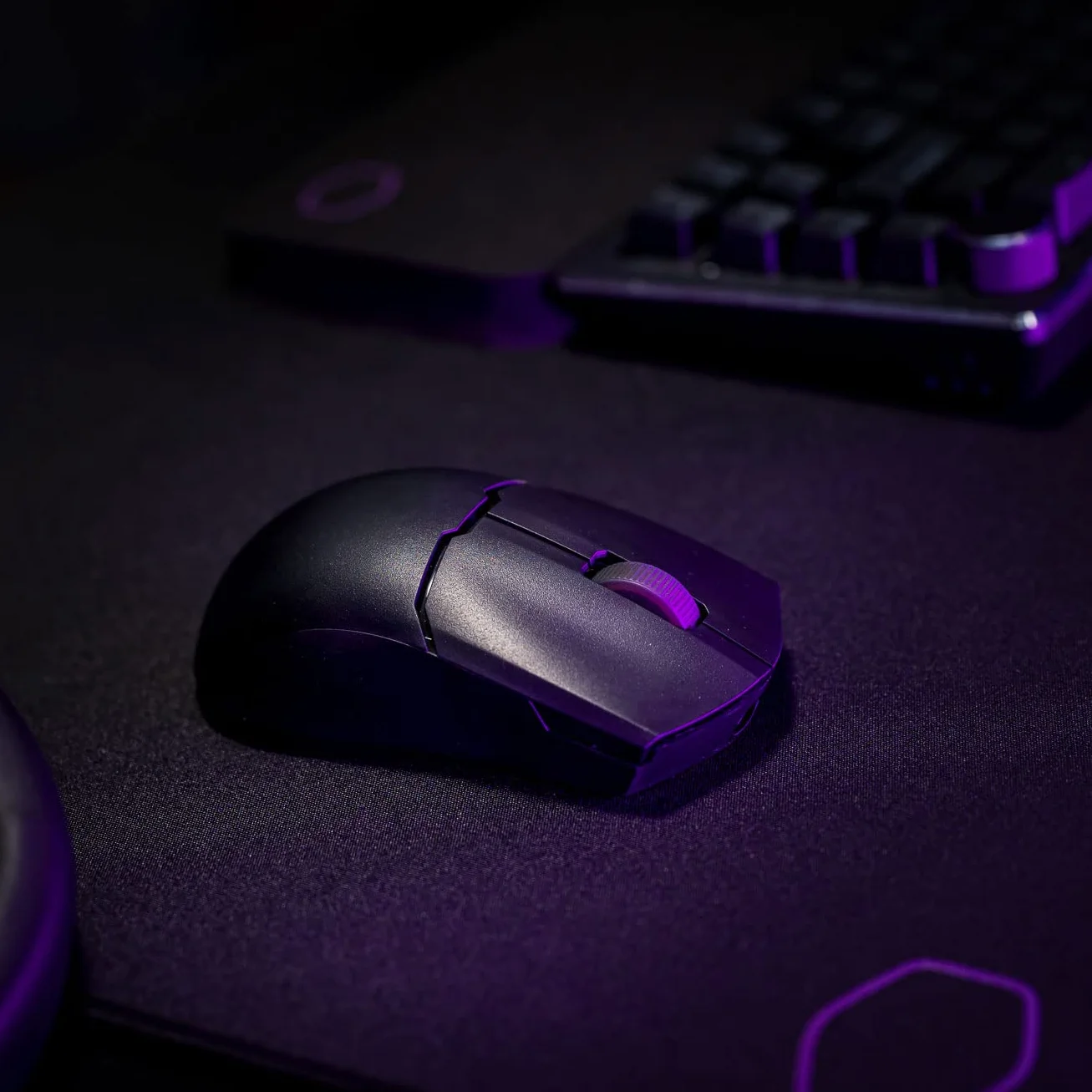 Cooler Master MM712 RGB LED Hybrydowa Bezprzewodowa Mysz do Gier 59g - Sensor Optyczny 19K DPI PAW3370, Przełączniki Optyczne 70mln Kliknięć, System On-The-Fly, MasterPlus+ (38K DPI, tylko PC); Czarna