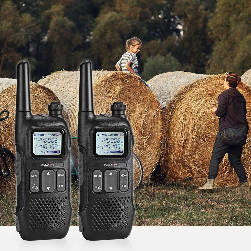 Radioddity PR-T1 PMR446 zestaw 4 krótkofalówek z wyświetlaczem LCD, zasięg 4 km, 16 kanałów, bez licencji, akumulator, kabel USB do ładowania, do aktywności na świeżym powietrzu, na kemping
