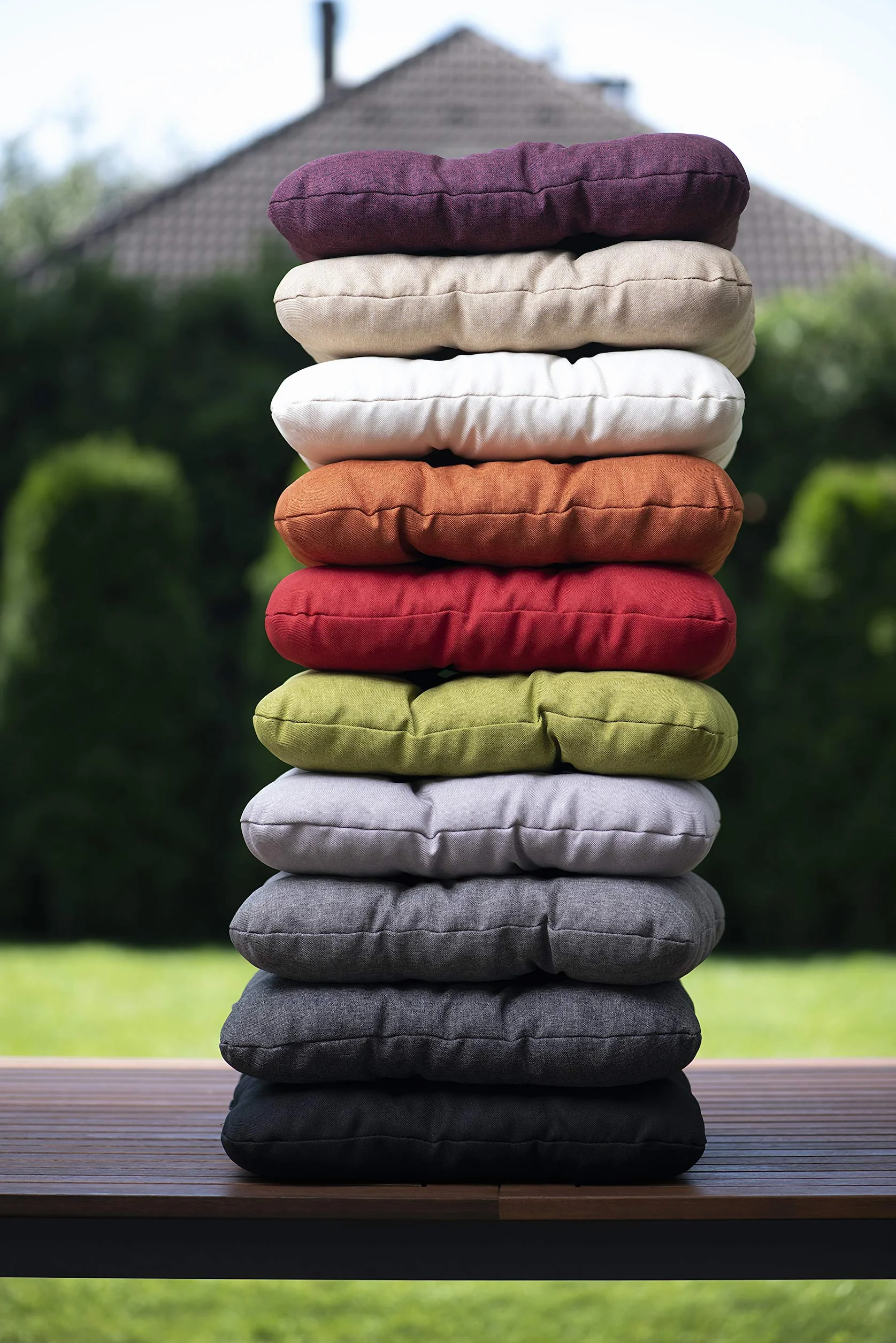 Sunnypillow zestaw 4 poduszek na krzesła 45x45 cm – wygodne siedziska o grubości 8 cm, poduszki na krzesła i ławki do domu i ogrodu, poduszki ogrodowe, duży wybór kolorów – Czarny