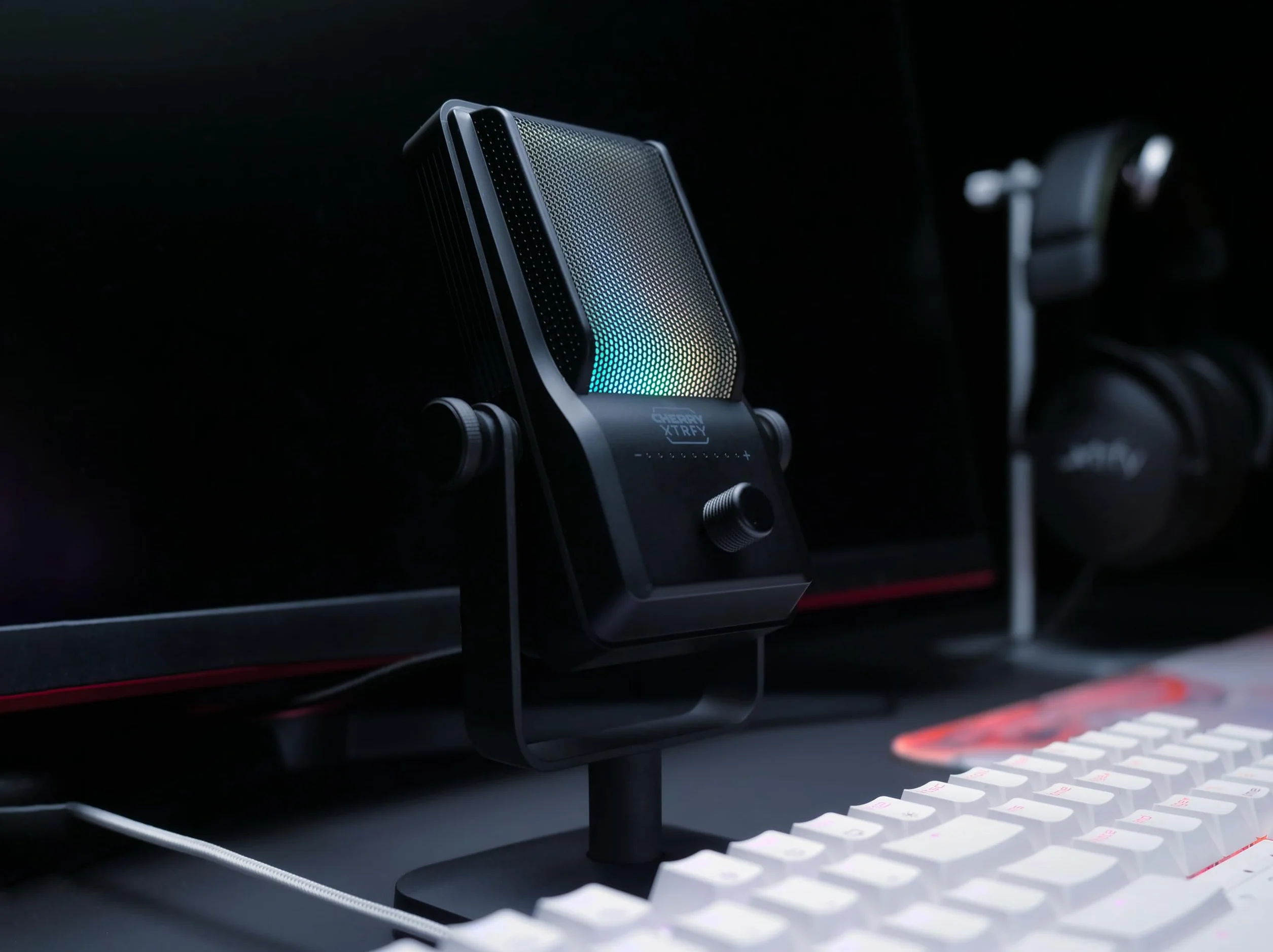 CHERRY XTRFY NGALE R, Wysokiej Klasy Mikrofon USB do Nagrywania, Gier i Streamingu, Kardioida, Plug & Play, Filtr Dolnoprzepustowy, Podświetlenie RGB, Czarny