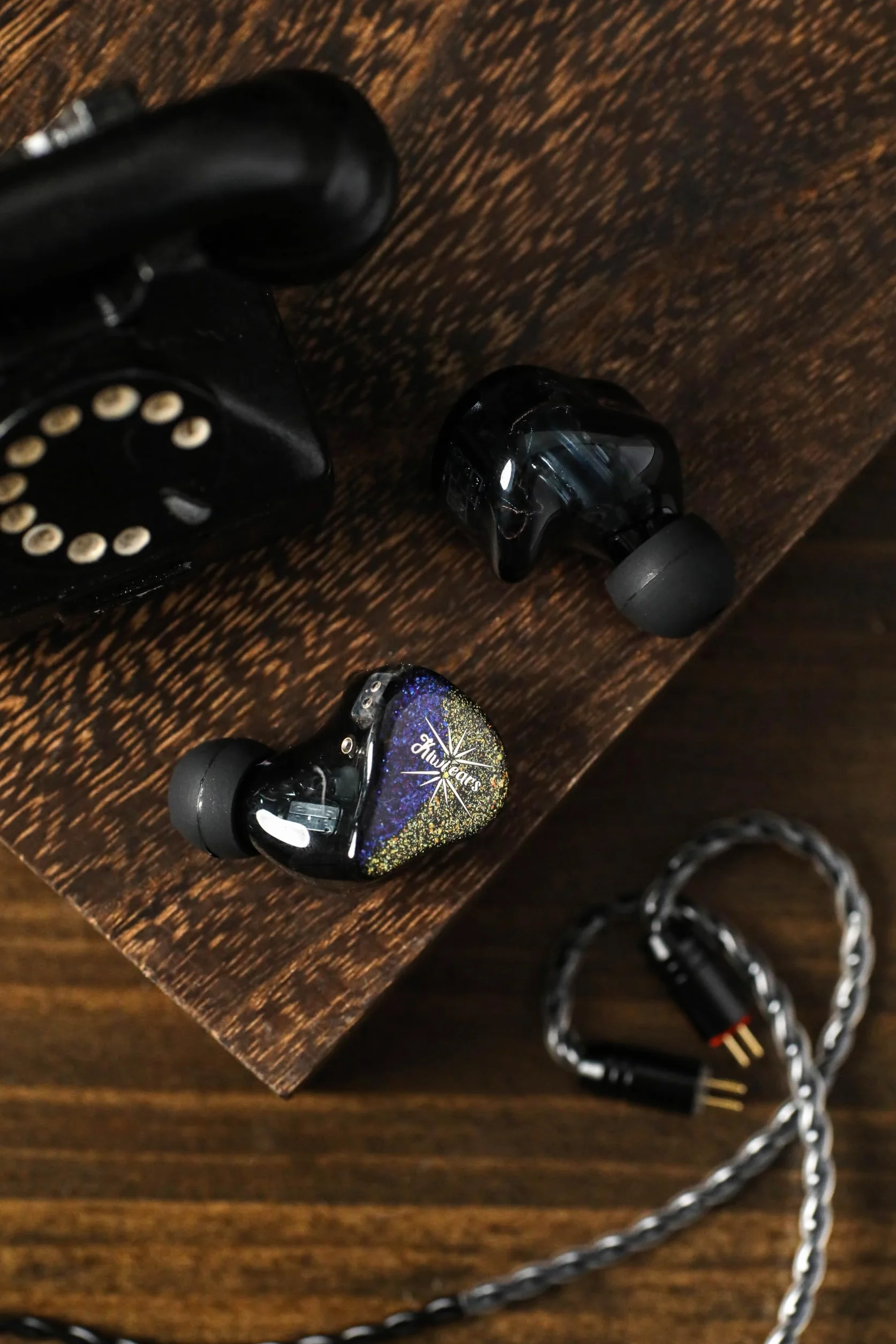 LINSOUL Kiwi Ears Forteza In Ear Monitor, słuchawki HiFi 1BA + 2DD z kablem, słuchawki do gier, hybrydowe słuchawki douszne IEM, ze zdejmowanym kablem IEM dla muzyków i graczy (czarne)