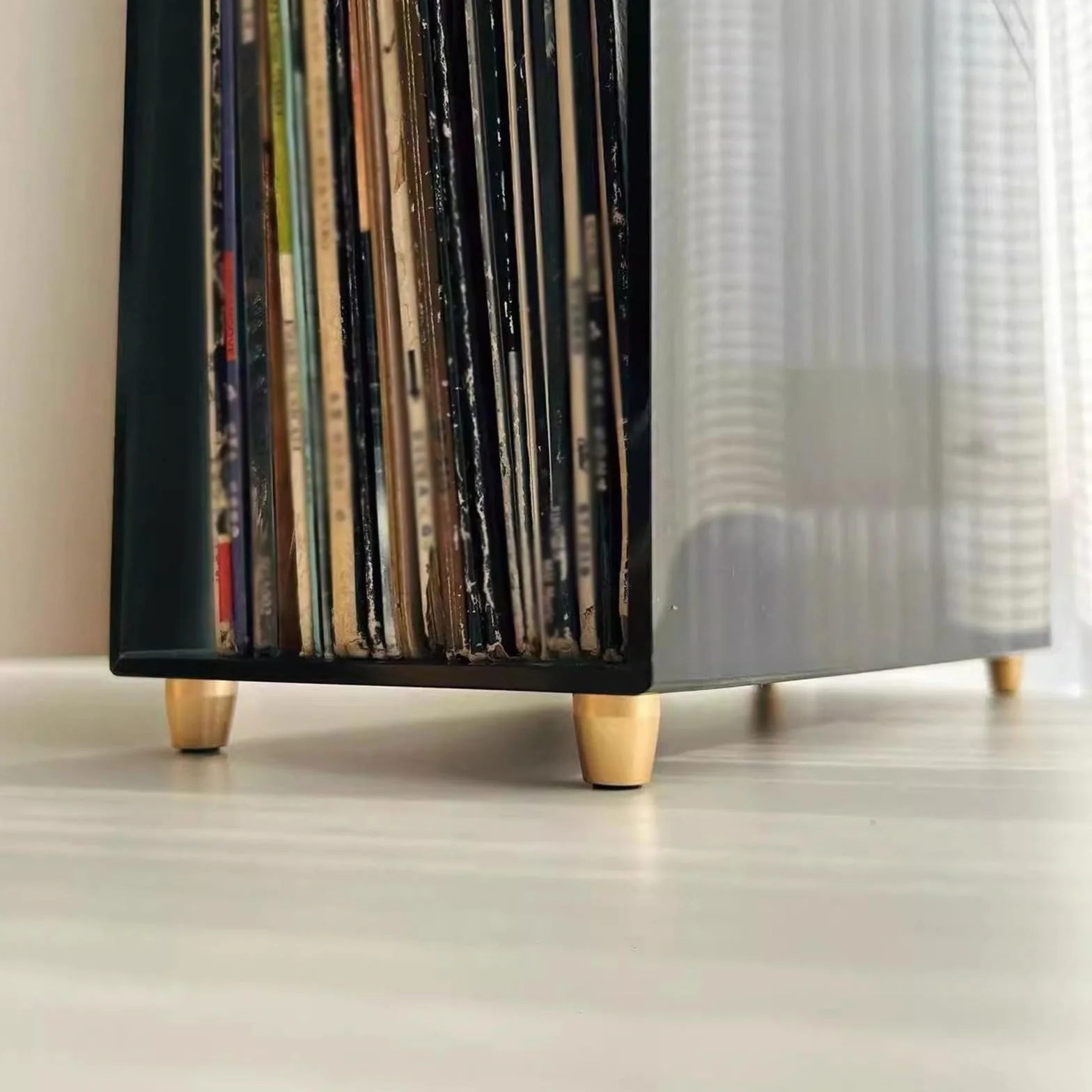 Stojak na płyty CD Akrylowy stojak na płyty winylowe z mosiężnymi nóżkami, ulubione albumy CD