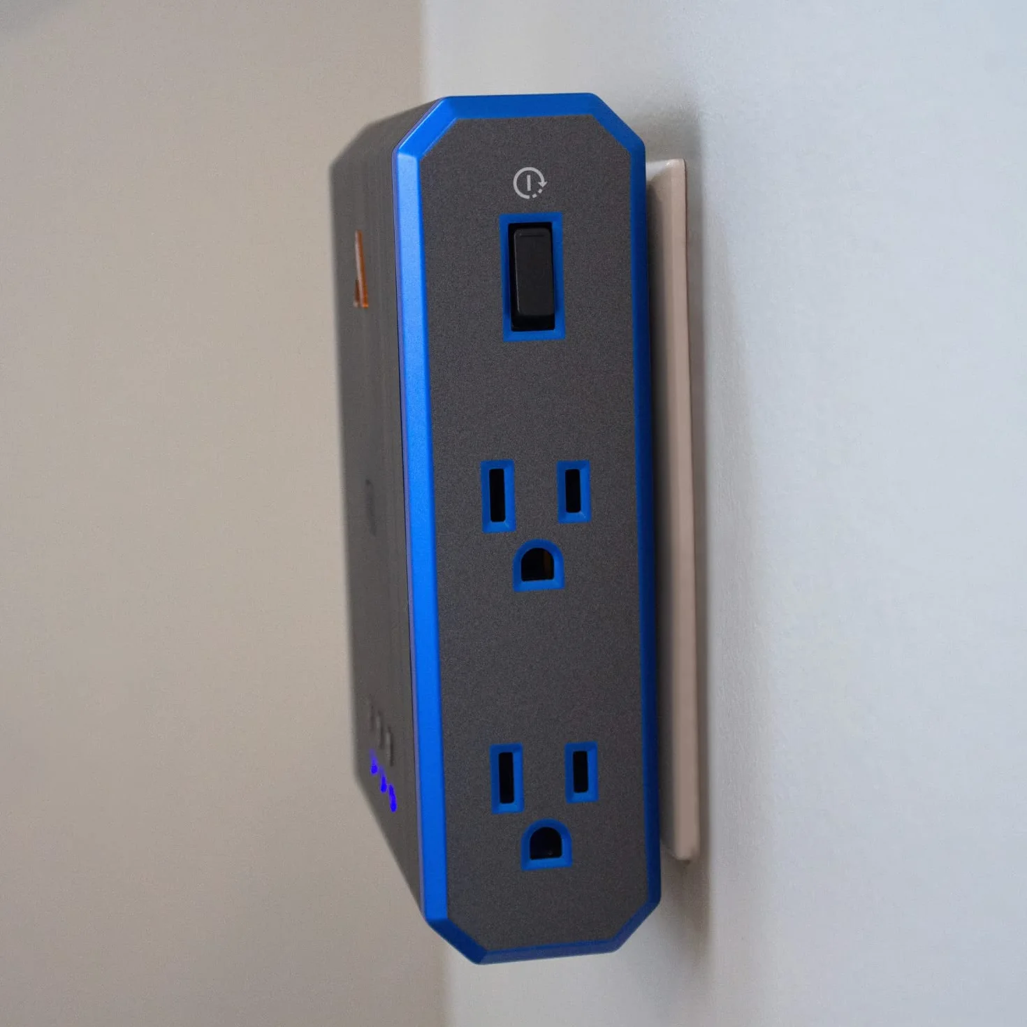Przedłużacz gniazdka z serii V, 4 gniazdka, listwa zasilająca, 2 USB C i 1 zasilacz USB A 2,4 A 20 W, 3000 J Multi Plug EMI/RFI, 5 lat na komponenty