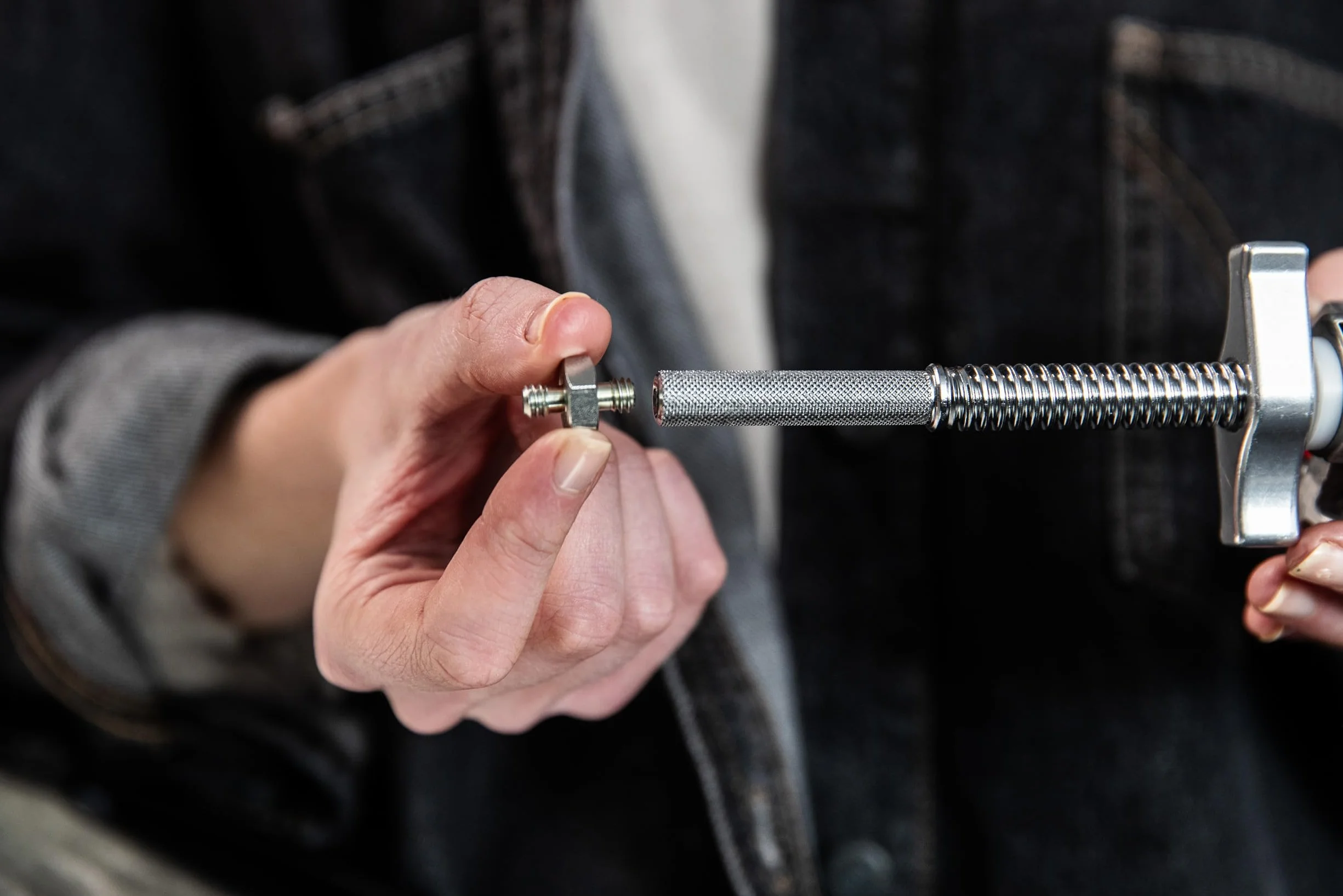 Manfrotto Zacisk szczękowy z mikro końcem 5 cm, pojemność otwarcia 2 cala/5 cm, maks. obciążenie 55 funtów/25 kg, wałek radełkowany, gwint wewnętrzny 1/10.2 cm, adapter męski 1/10.2 cm do 1/10.2 cm.