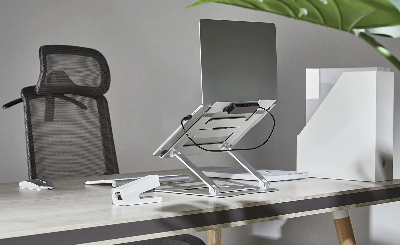 myWall Stojak na laptopa HT17L, ergonomiczny uchwyt na laptopa na biurko, notebooka i MacBook, kompatybilny z 11-17 cali, wentylowany i składany, uchwyt na laptopa