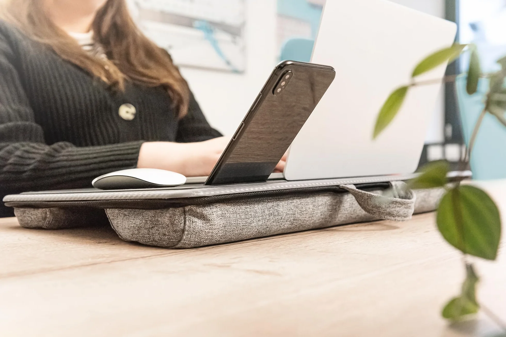 DIGITUS Poduszka pod laptopa z uchwytem na smartfona i podkładką pod mysz 17" szara