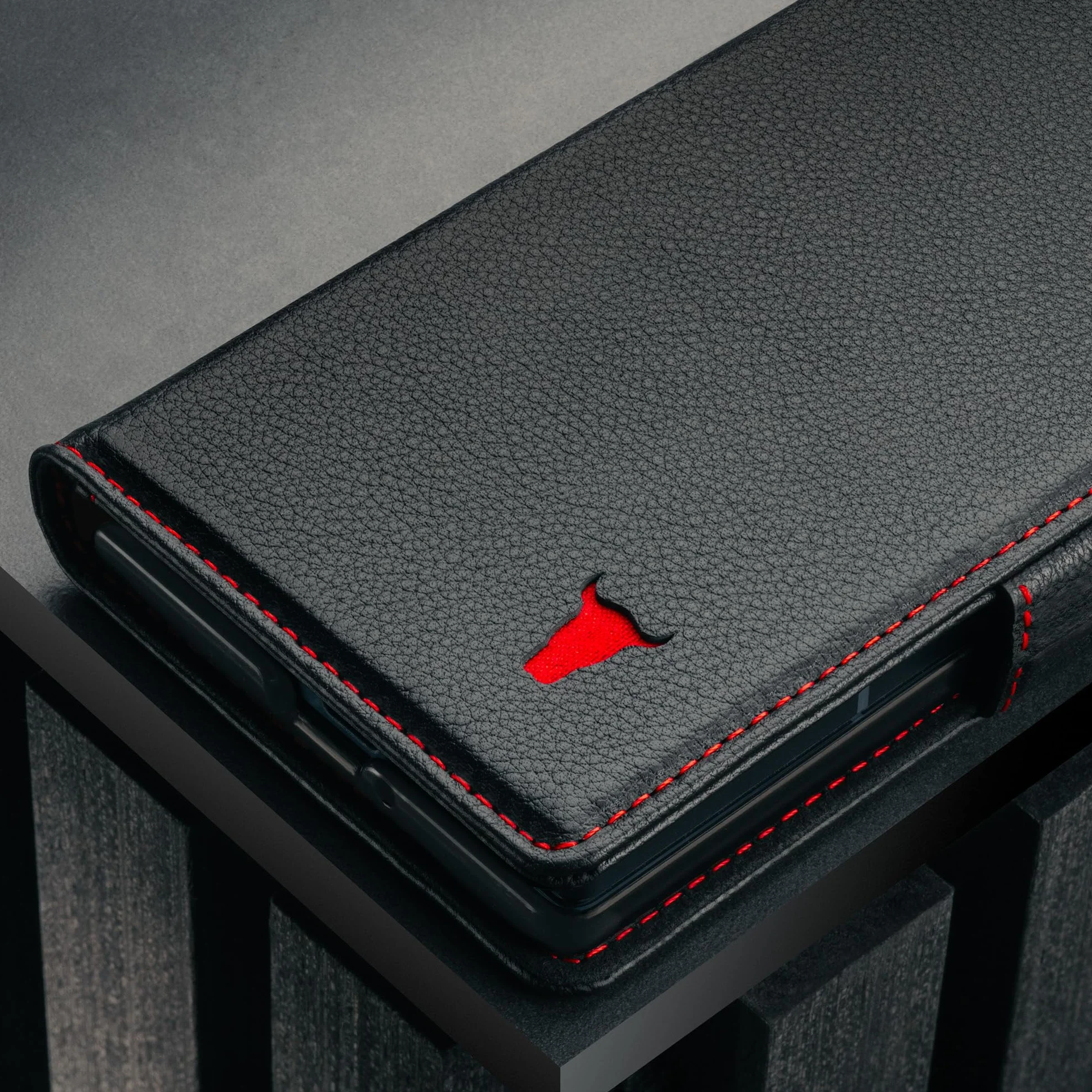 TORRO Etui kompatybilne z Samsung Galaxy Z Fold7 2025 – Premium skórzane etui portfelowe z funkcją stojaka i przegródkami na karty (czarne z czerwonymi detalami)