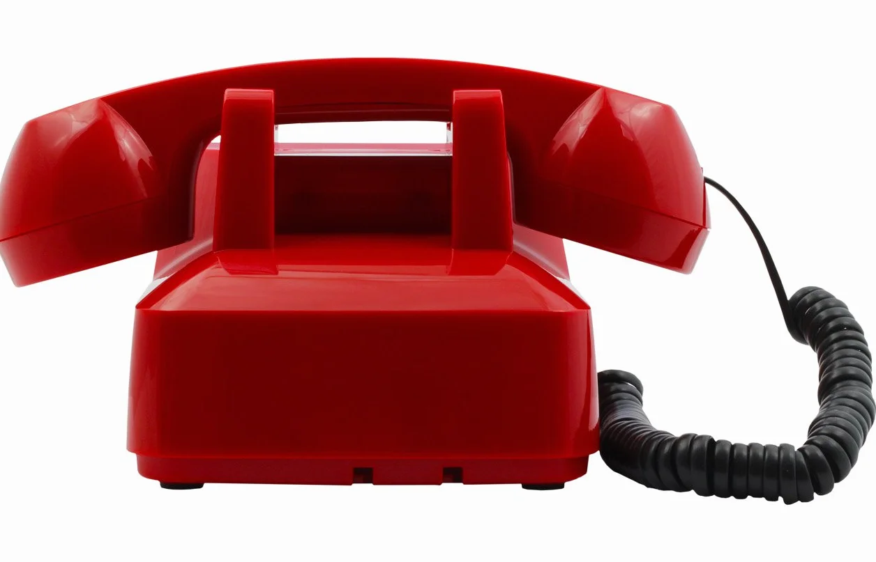 OPIS PushMeFon Cable: Telefon retro z lat 70. w nowoczesnych kolorach z metalowym dzwonkiem (czerwony)