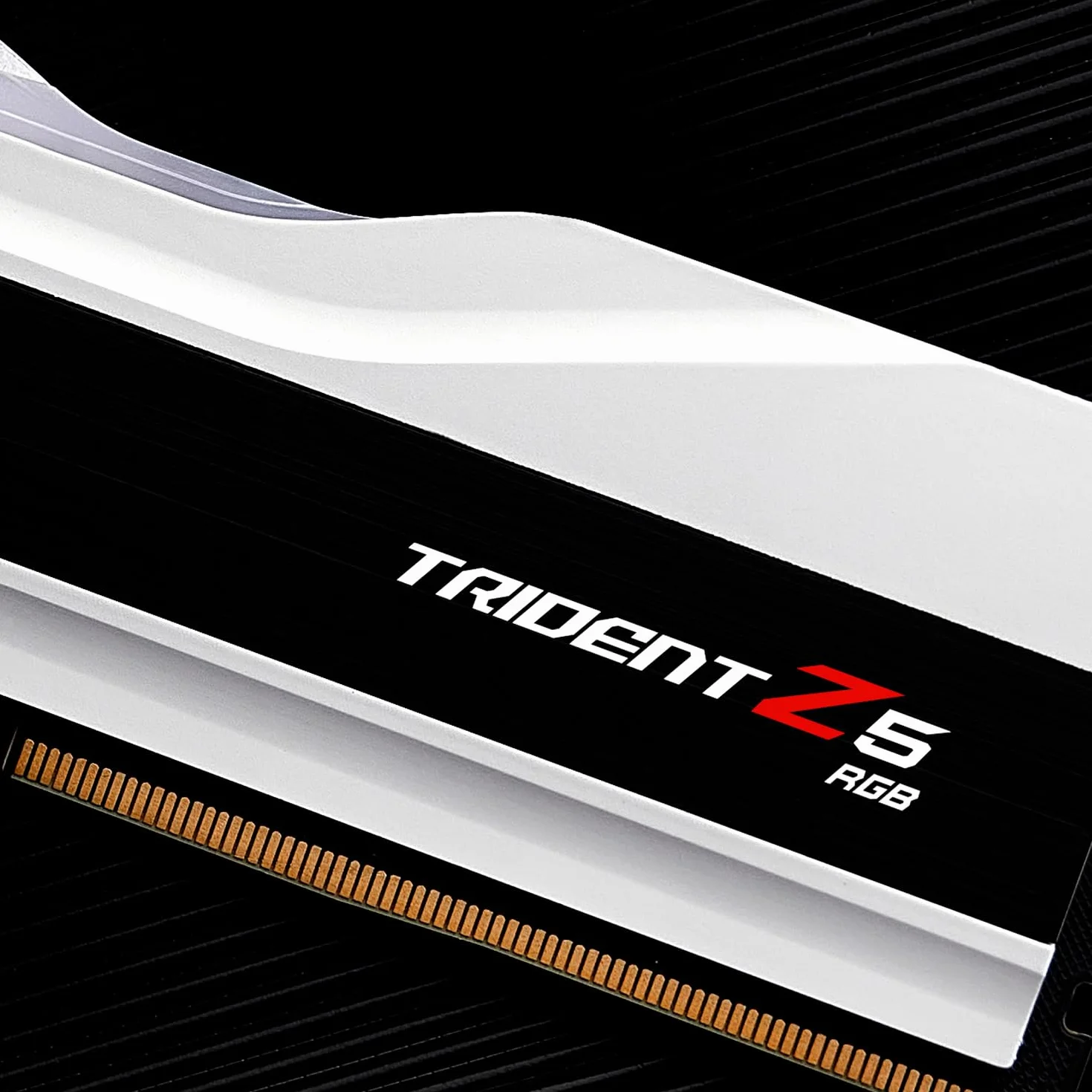 G.Skill Trident Z5 RGB Series (Intel XMP) 32 GB (2 x 16 GB) 288-pinowa pamięć SDRAM U-DIMM DDR5 6000 CL36-36-36-96 1,35 V dwukanałowa pamięć biurkowa F5-6000J3636F16GX2-TZ5RW (matowa biel)