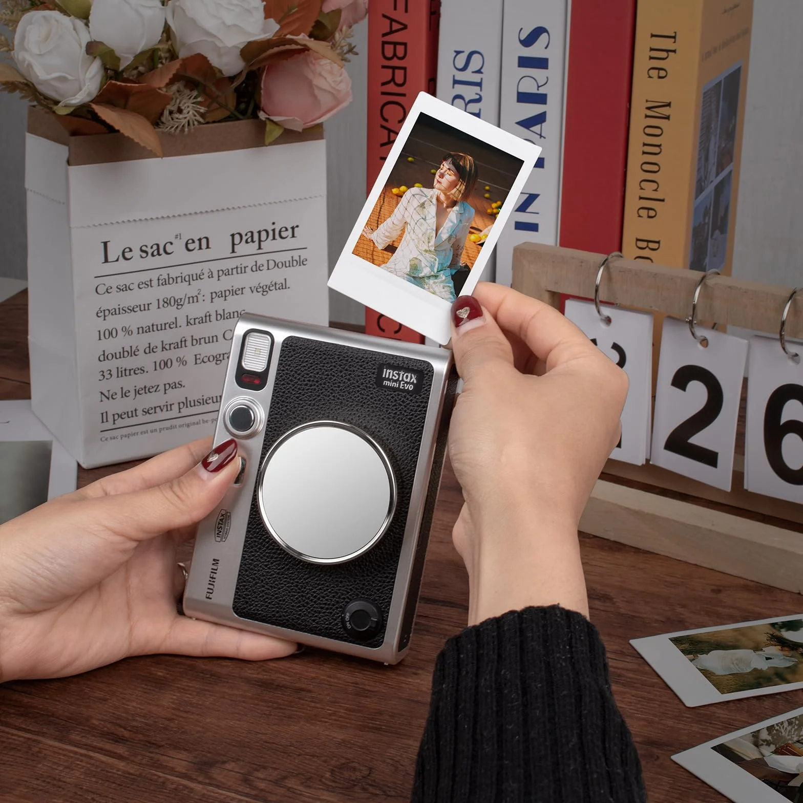 MUZIRI KINOKOO Osłona obiektywu do aparatu Fuji Instax Mini EVO, wysokiej jakości plastikowa osłona z flokowaną wewnętrzną linką, srebrna