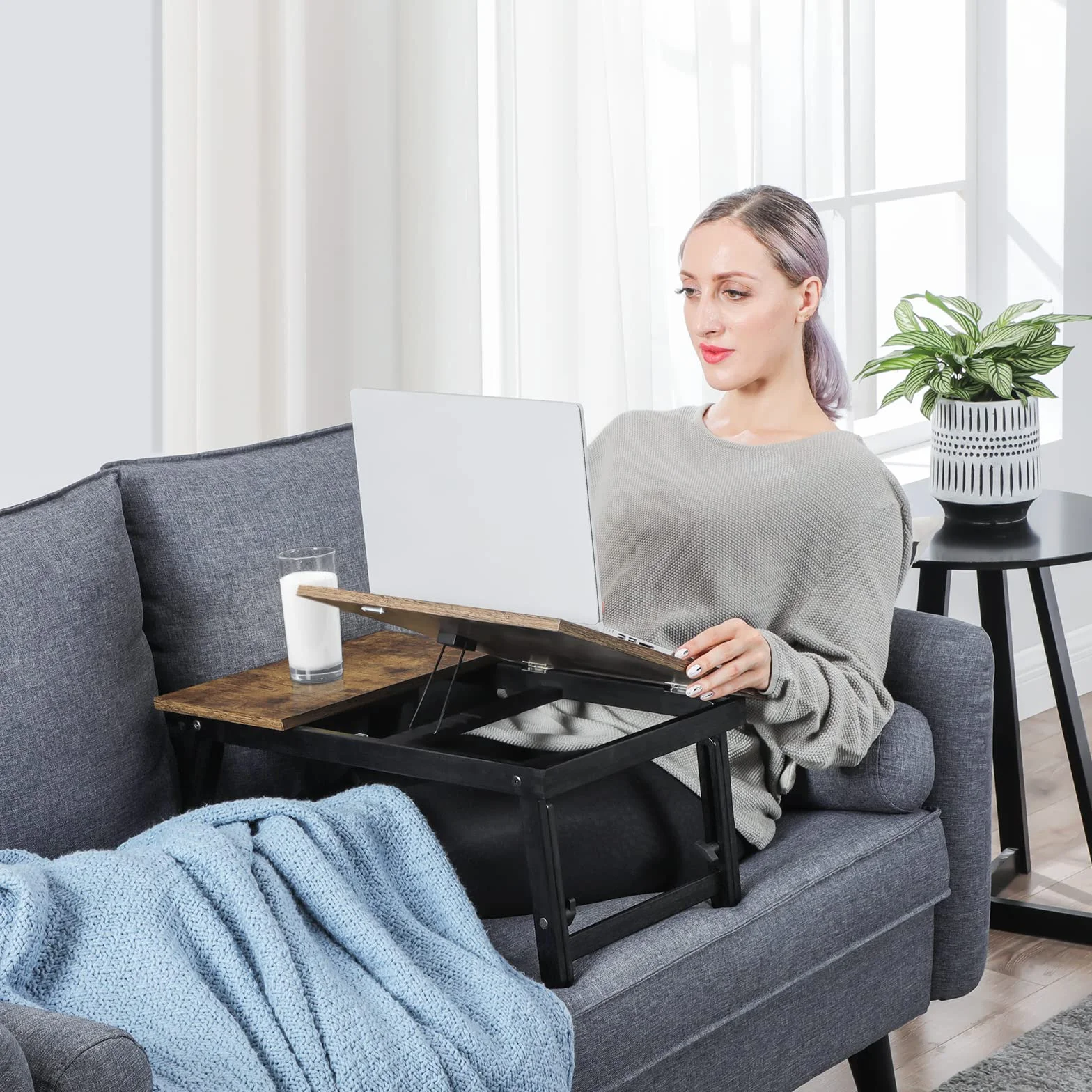 SONGMICS LLD105B01 Stolik/stojak pod laptopa, taca śniadaniowa, składane nogi, na łóżko i sofę, z regulacją wysokości, do laptopów o przekątnej ekranu do 15,6“, 55 x 35 x 23 cm, odcień brązowy retro