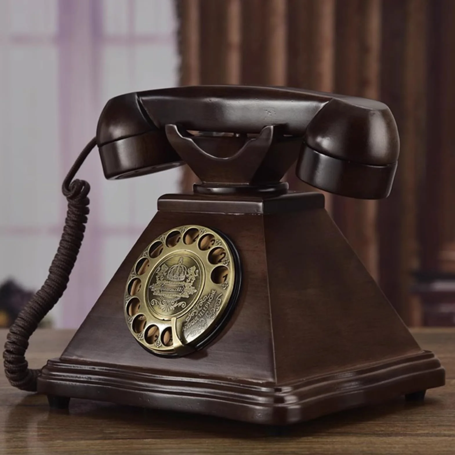 Retro przewodowy telefon stacjonarny, zabytkowa tarcza obrotowa, zabytkowy telefon stacjonarny z litego drewna, stary dom z ponownym wybieraniem numeru