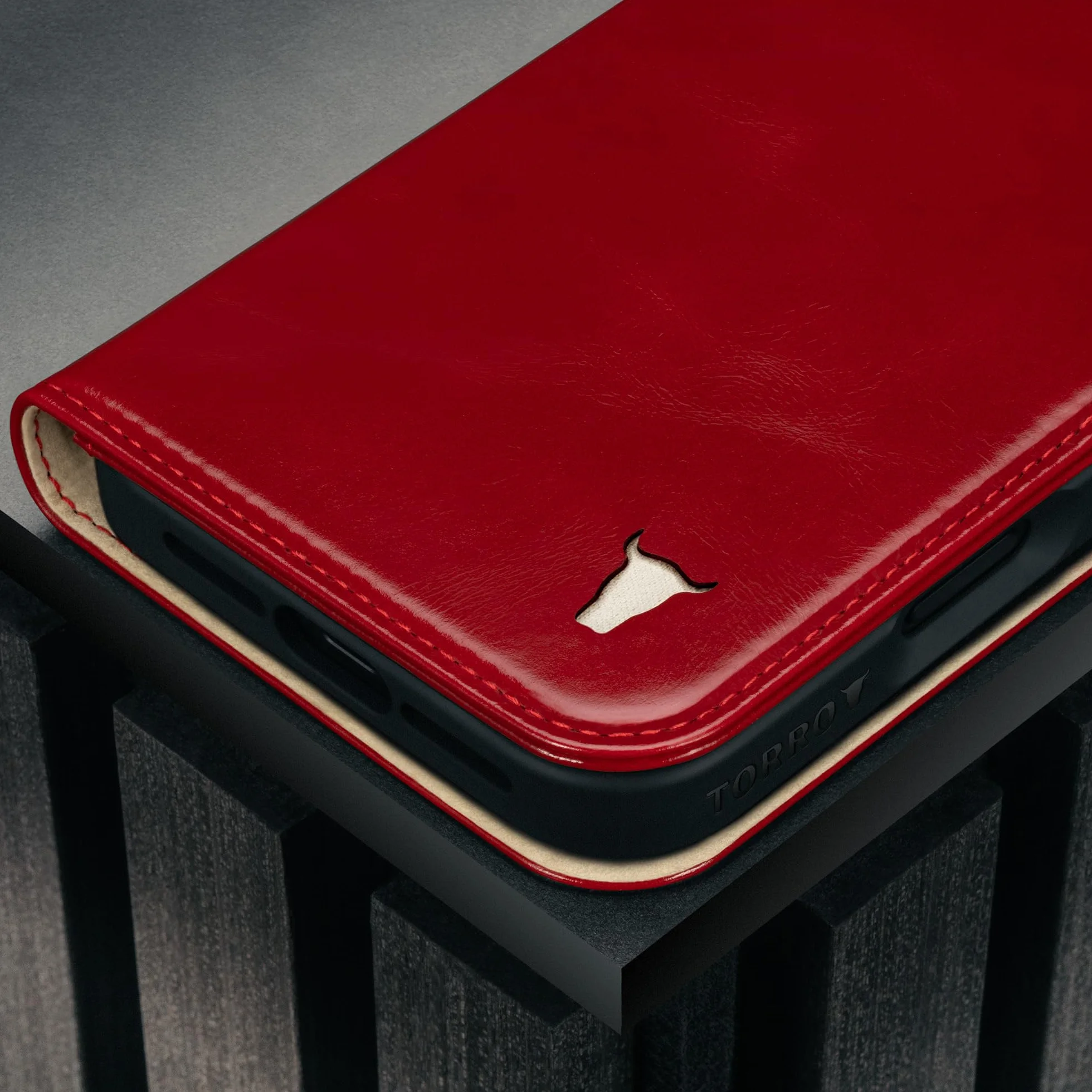 TORRO Skórzane etui kompatybilne z iPhone'em 17 Pro Max 6.9" 2025 - etui portfelowe ze skóry premium z podstawką i przegródkami na karty (Kompatybilny z oficjalnymi ładowarkami MagSafe) -Czerwony