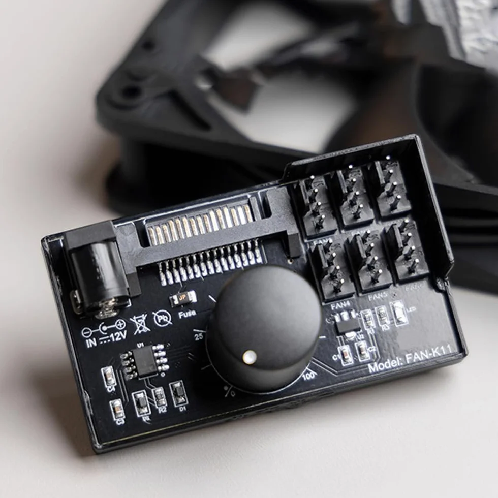 Sarini Regulator prędkości wentylatora 12 V PWM 4-stykowy Hub SATA