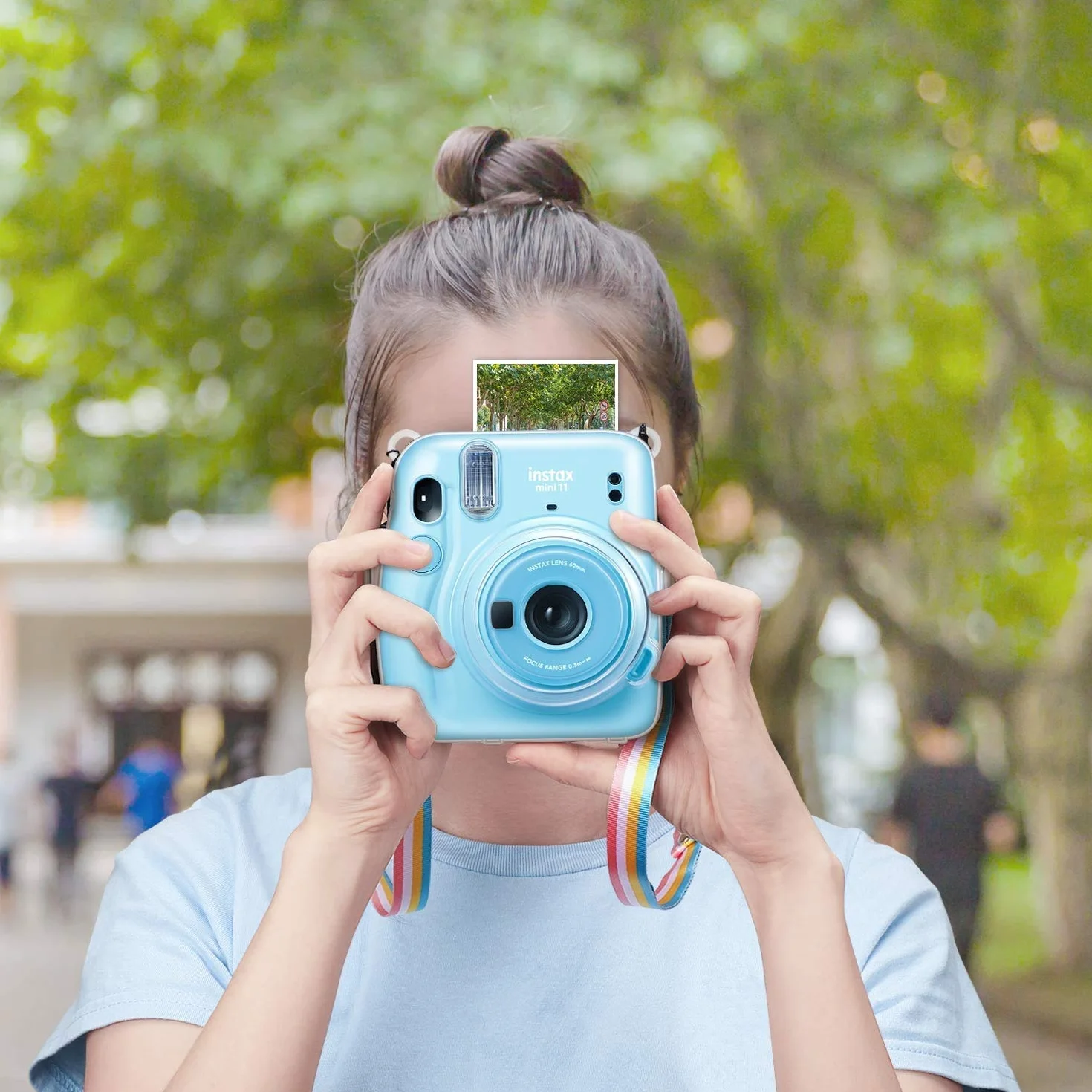 FINTIE Przezroczyste etui ochronne do aparatu Fujifilm Instax Mini 11 Instant Film - Krystalicznie twarda osłona PCW ze zdejmowanym tęczowym paskiem na ramię, przezroczyste