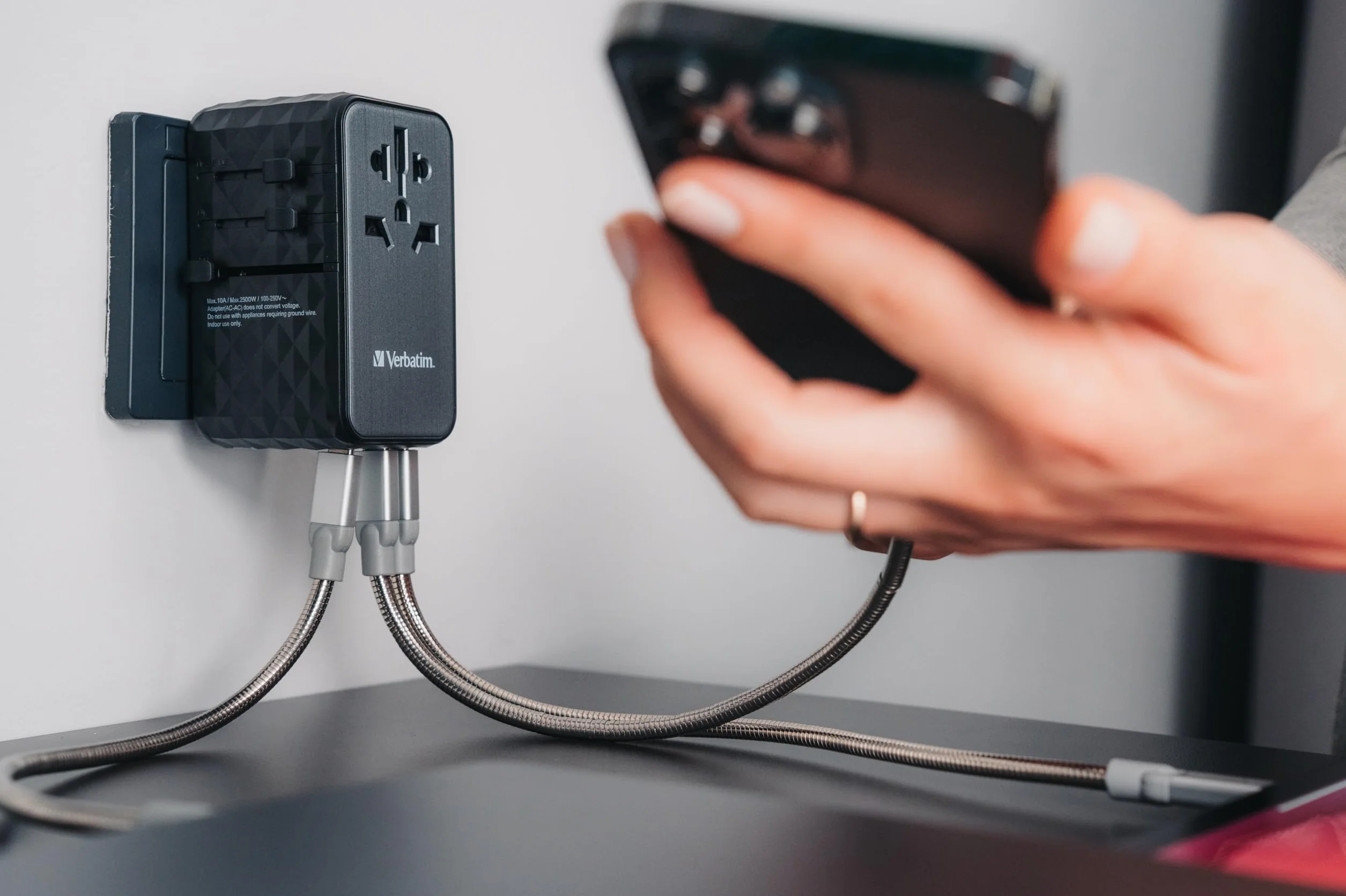 Verbatim GaN uniwersalny adapter podróżny UTA‑06 100 W, adapter z 2 gniazdami USB‑A i 2 portami USB-C, szybka ładowarka do laptopa, telefonu komórkowego, aparatu fotograficznego i Co, wtyczka podróżna