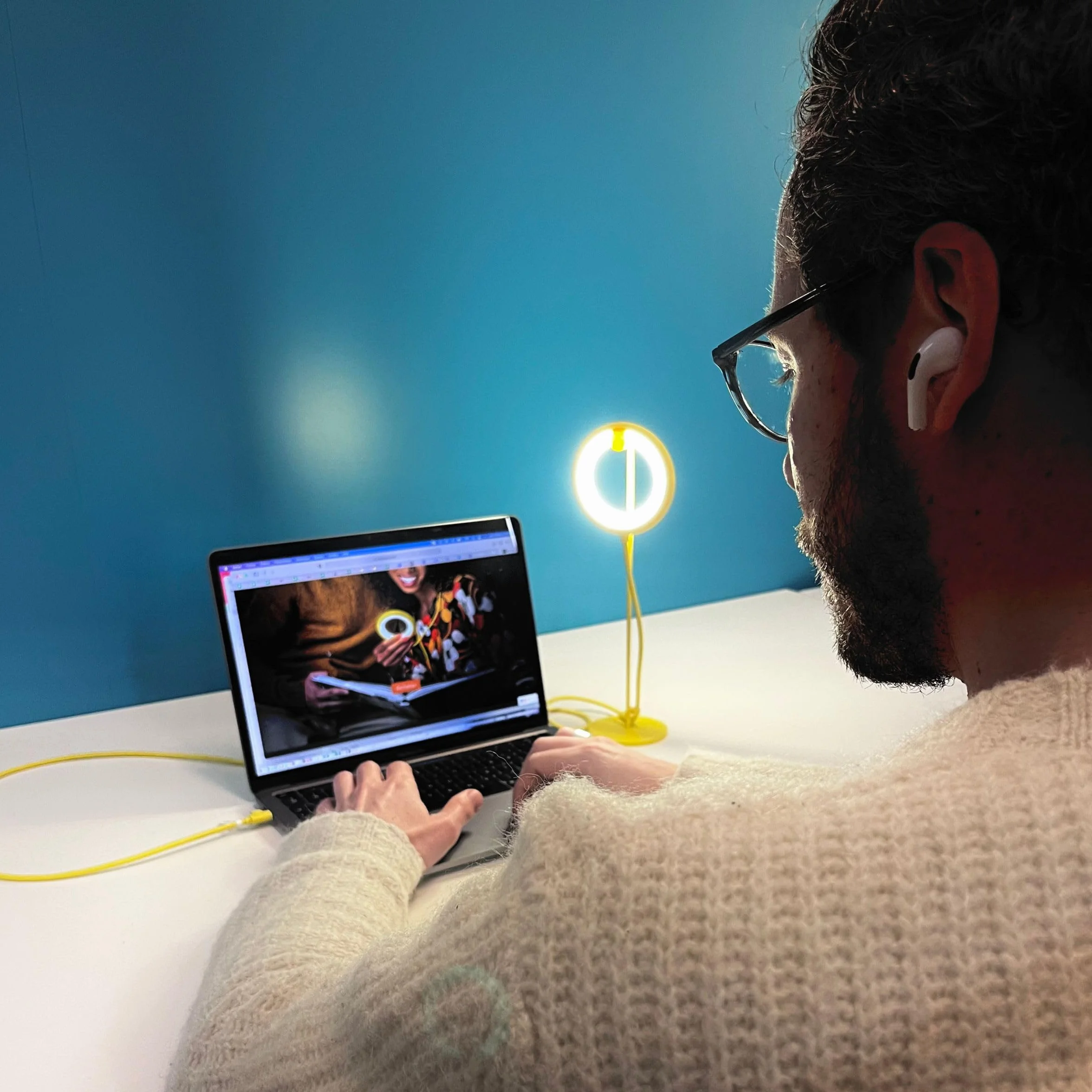 BILY Przenośna lampka do czytania LED, z gniazdem USB, z 3 trybami oświetlenia, do laptopa, smartfona, żółta