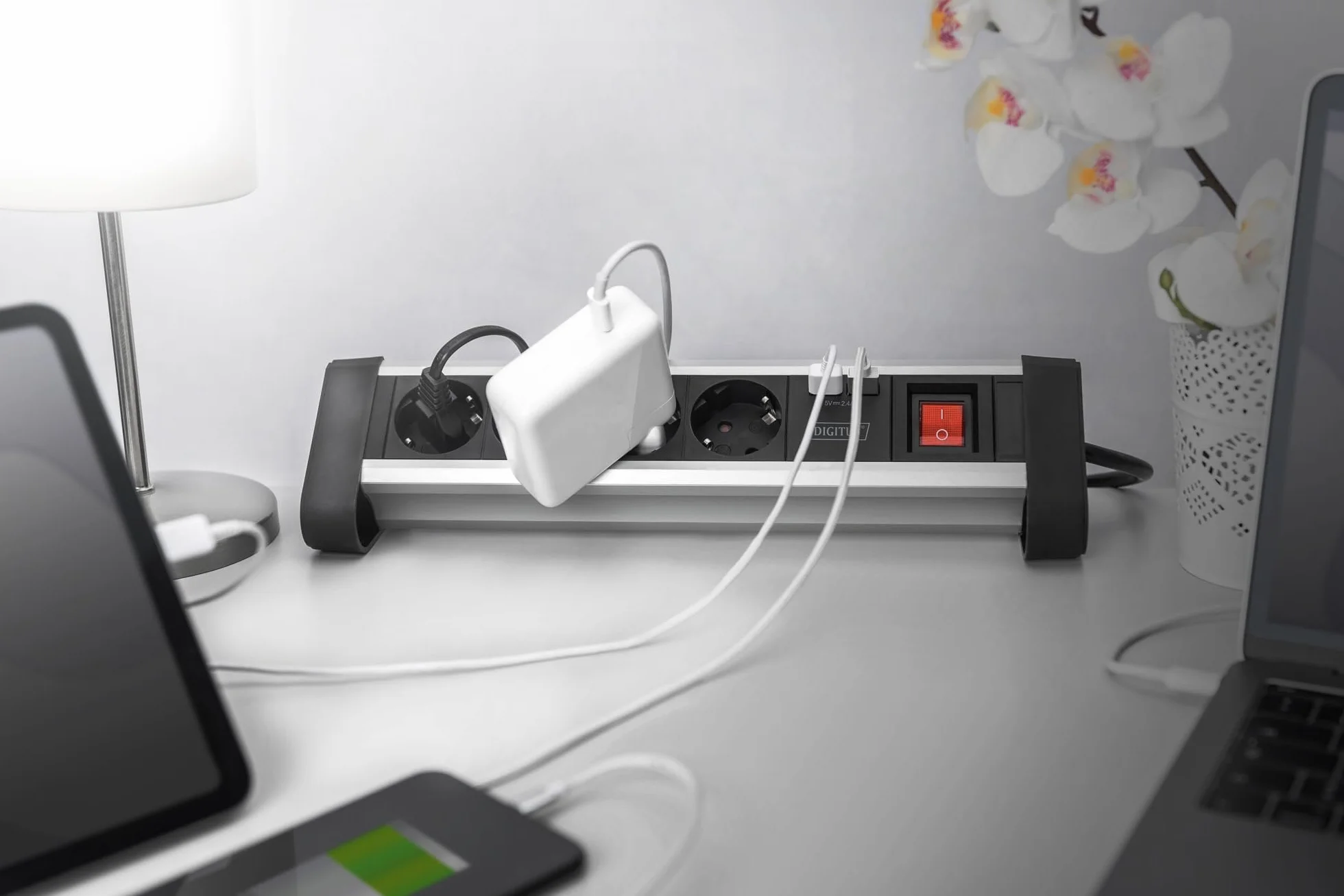 DIGITUS DA-70614 - Gniazdo wielokrotne z USB - 3 sztuki - 2x port USB (USB-A) - 4x gniazdo ze stykiem uziemiającym - Z przełącznikiem - Ładowarka USB - Do montażu na biurku i ścianie