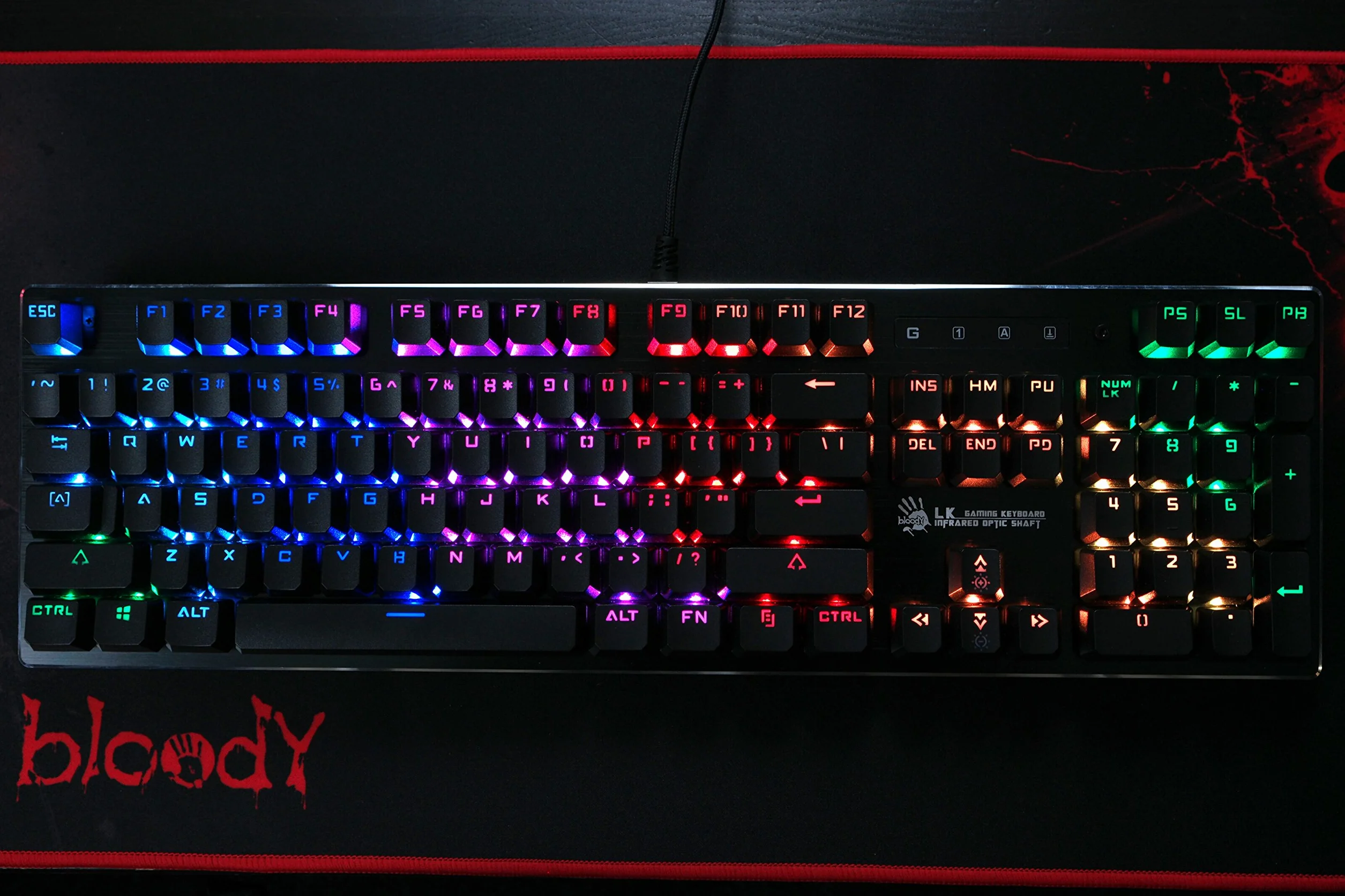 Bloody B820 optyczna mechaniczna klawiatura do gier z indywidualnie podświetlanymi klawiszami RGB LED przewodowa, standard 104 klawiszy, czerwony przełącznik - odpowiednik MX Red dla graczy z systemem