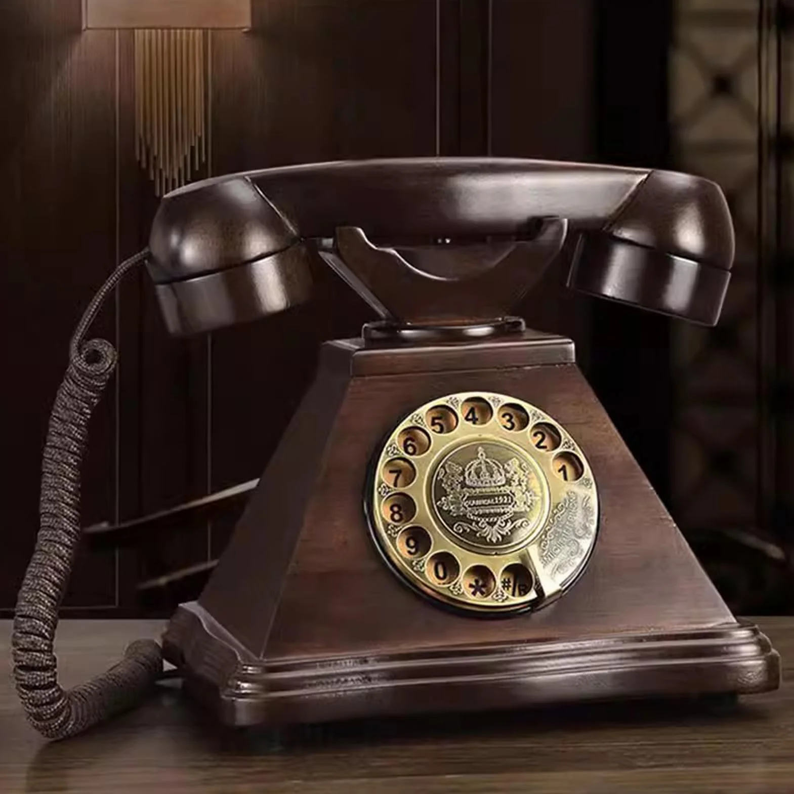 Retro przewodowy telefon stacjonarny, zabytkowa tarcza obrotowa, zabytkowy telefon stacjonarny z litego drewna, stary dom z ponownym wybieraniem numeru