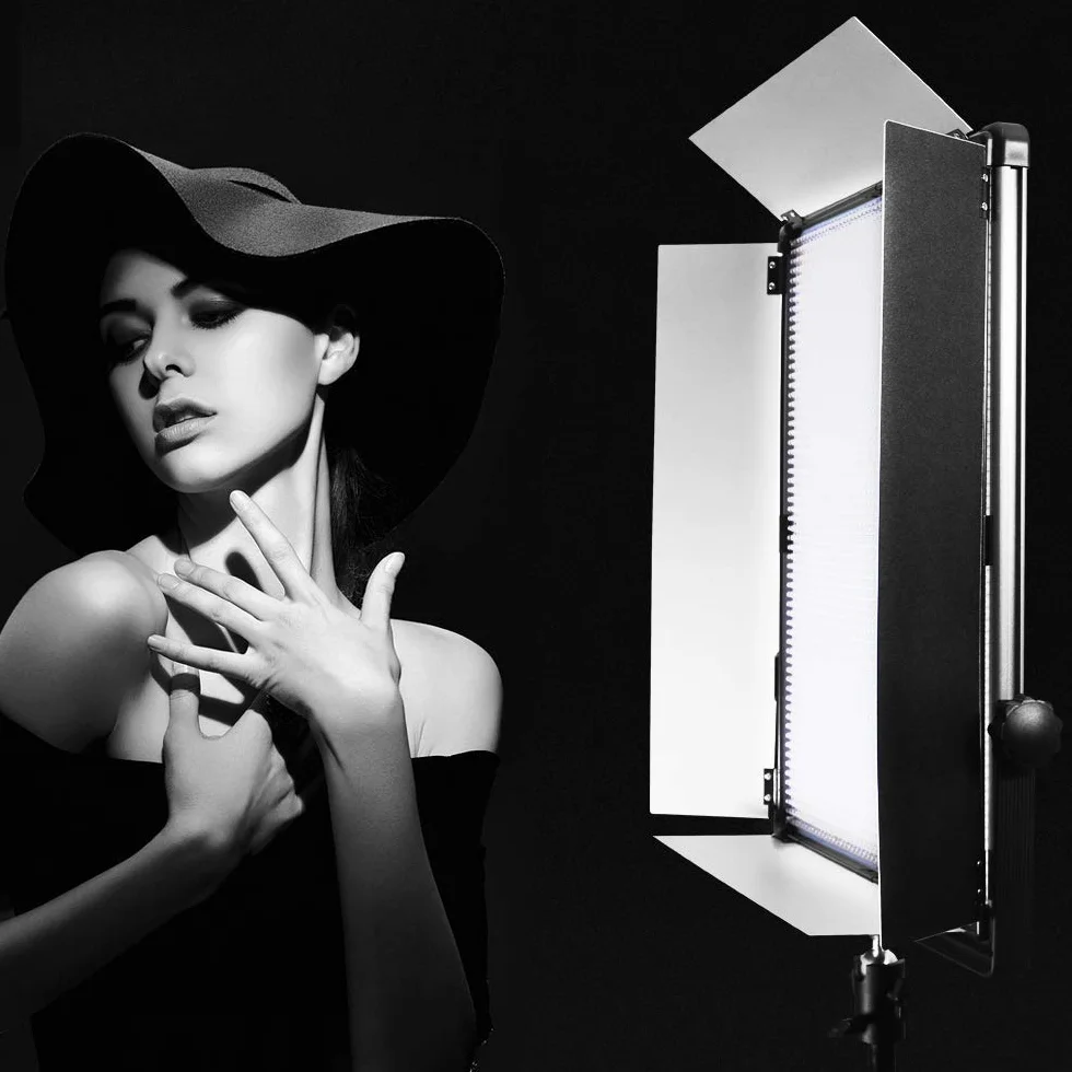 Światło dzienne LED studyjna lampa błyskowa 5500 K, 0-100% bezstopniowo ściemniana lampa fotograficzna z 4-skrzydłowymi drzwiami, 210 W, 19500 lumenów, do portretów, fotografii produktu, transmisji na