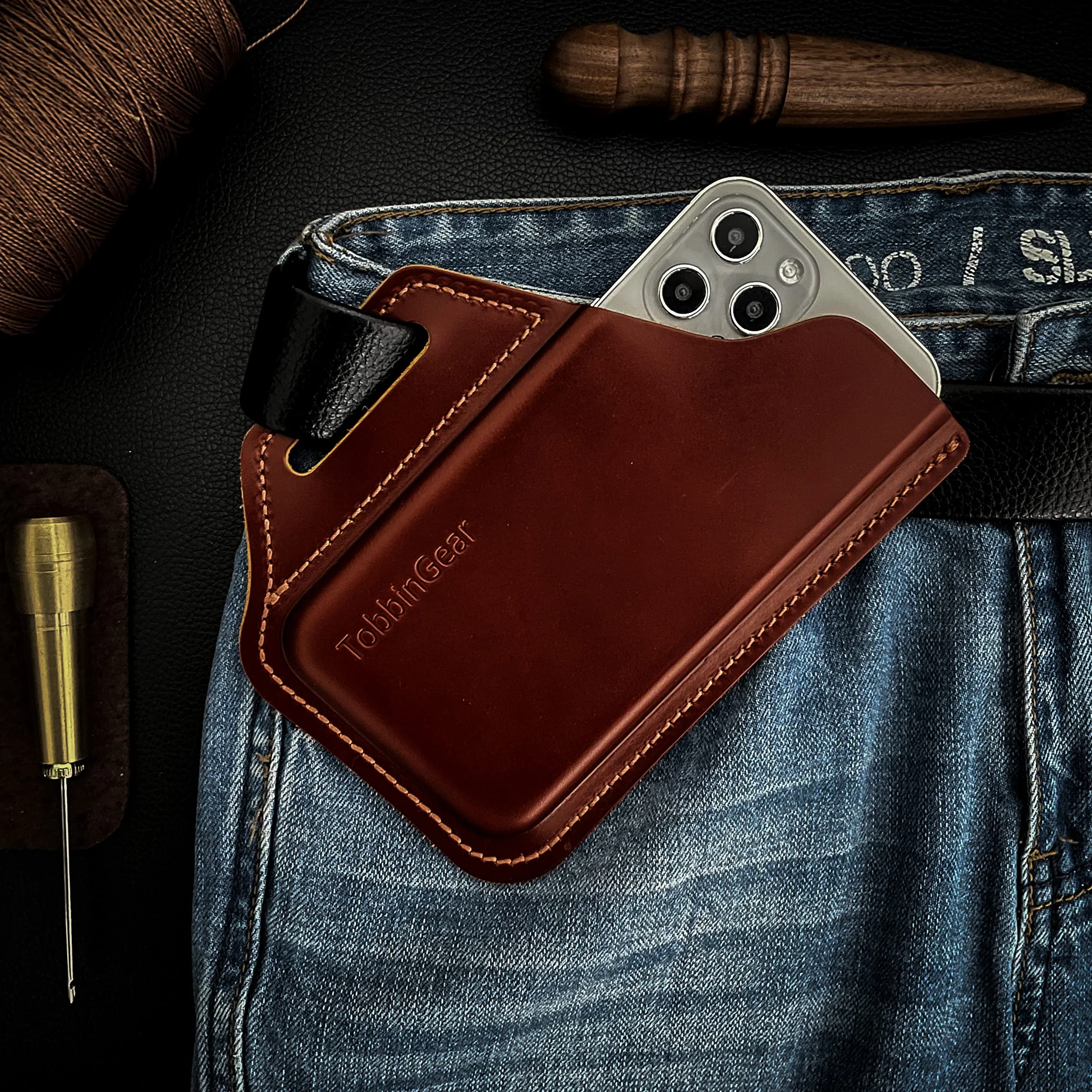 TobbinGear Skórzany pasek etui na telefon, skórzana kabura na telefon komórkowy, uniwersalne skórzane etui na telefon ze szlufkami na pasek, dla mężczyzn i kobiet kawa