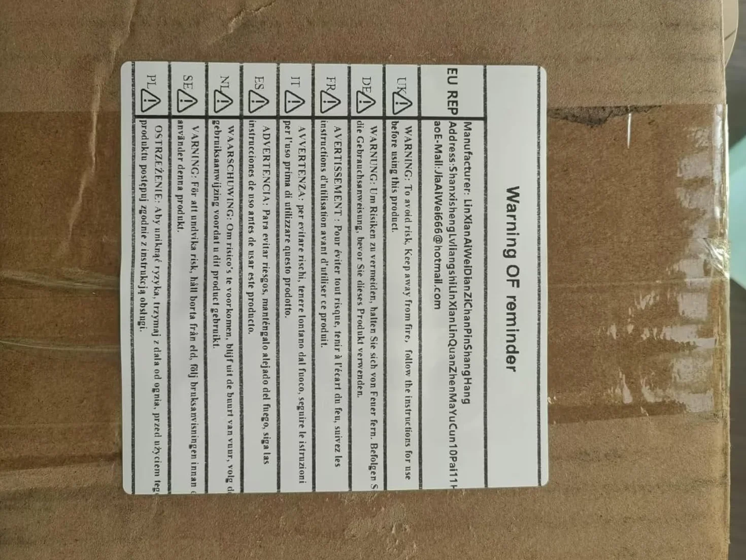 Klasyczny gramofon z radiem AM/FM, kasetą, odtwarzaczem CD i głośnikami stereo do słuchania muzyki w stylu vintage