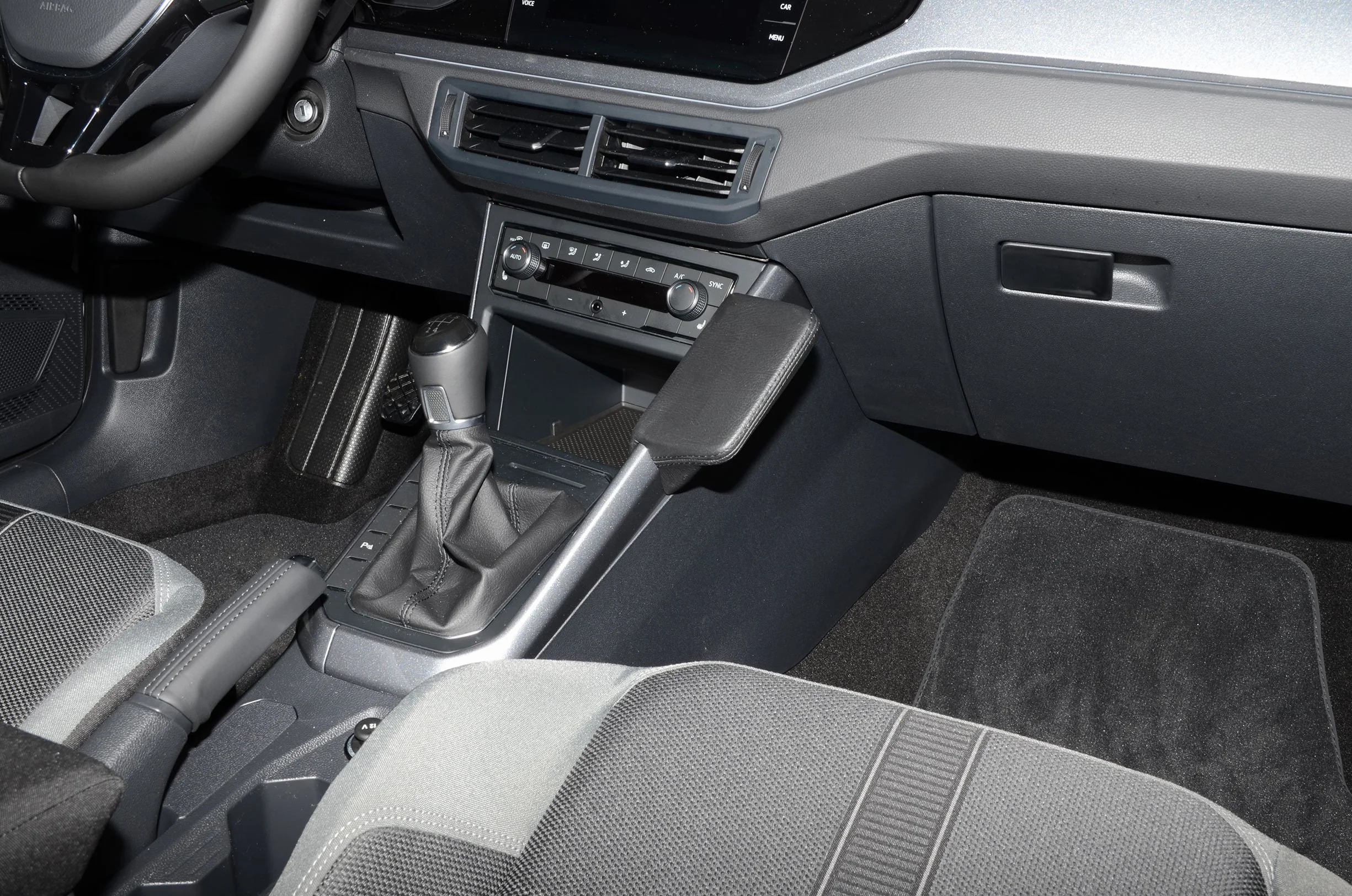 KUDA 3115 uchwyt ze sztucznej skóry czarny do VW Polo VI (AW) od 09/2017 (MU)