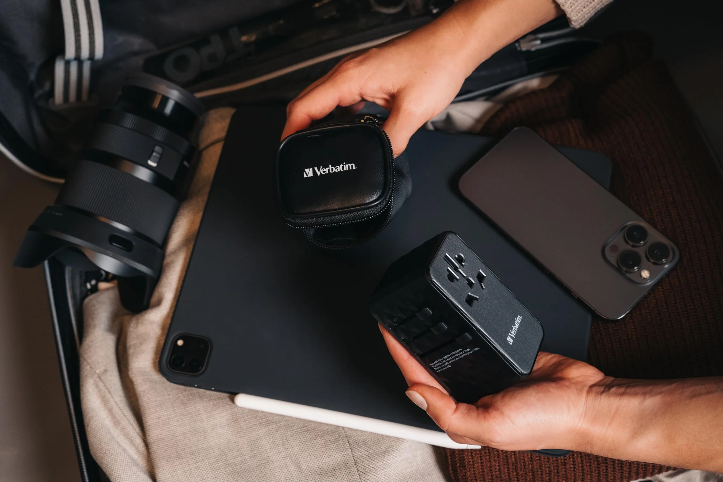 Verbatim GaN uniwersalny adapter podróżny UTA‑06 100 W, adapter z 2 gniazdami USB‑A i 2 portami USB-C, szybka ładowarka do laptopa, telefonu komórkowego, aparatu fotograficznego i Co, wtyczka podróżna