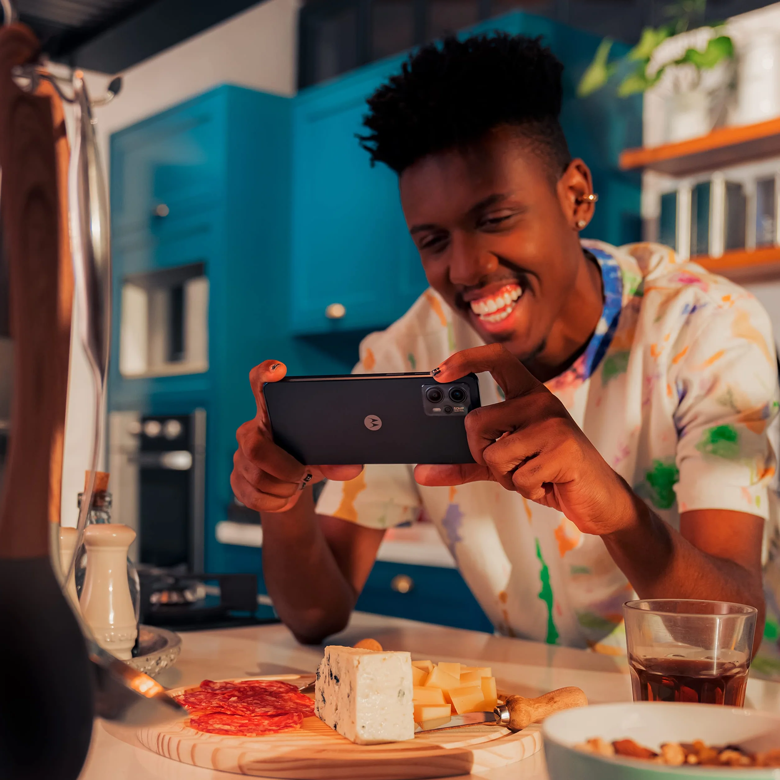 Motorola Moto G13 smartfon z wyświetlaczem HD + 6,52'', aparat 50 MP, 4/128 GB, 5000 mAh, Android 13), kolor grafitowy, matowy, w zestawie etui ochronne