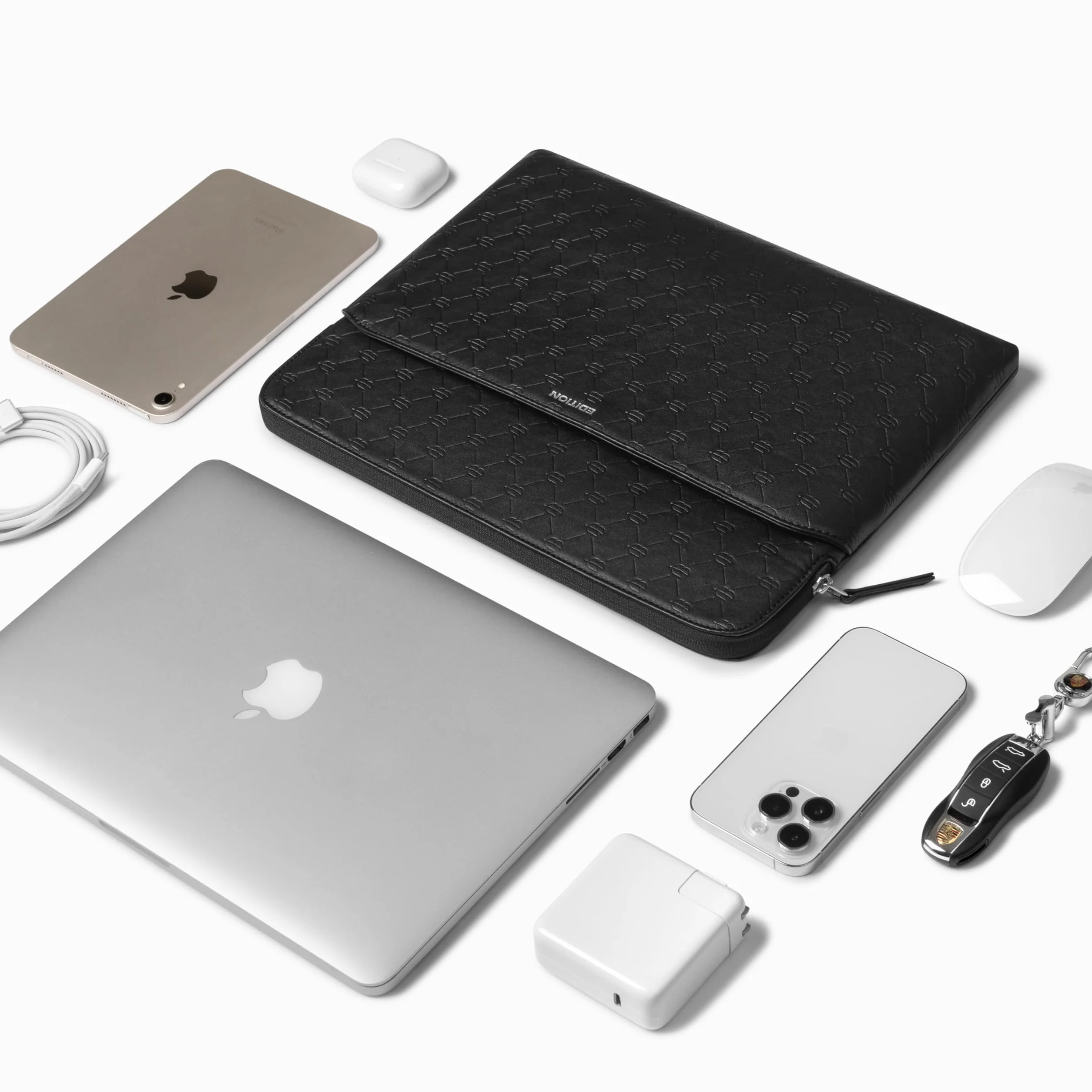 Comfyable x Edition pokrowiec na laptopa ze sztucznej skóry 33.0 cm, kompatybilny z MacBook Air M5 33.0 cm i MacBook Pro M5 Pro M5 Pro/Max 2026, etui podróżne Mac z przednią kieszenią na zamek