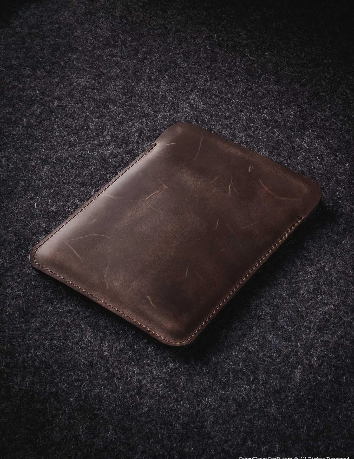 Crazy Horse Craft Skórzane Etui na Kindle Paperwhite 12 Generacji, 7 Cali | Ręcznie robiony pokrowiec z włoskiej skóry garbowanej roślinnie, chroni czytnik w podróży, nabiera szlachetnej patyny