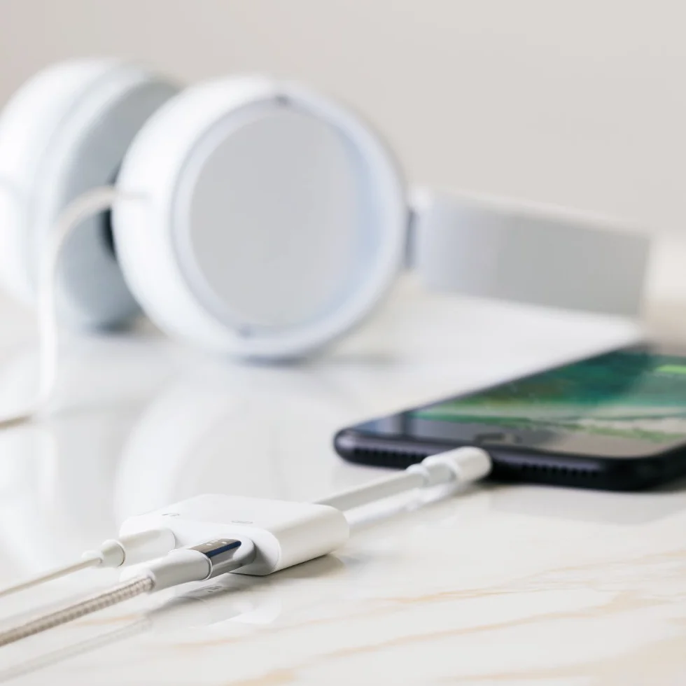 Belkin 3,5 mm Audio + Charge Rockstar (iPhone Aux Adapter/iPhone Charging Adapter), biały