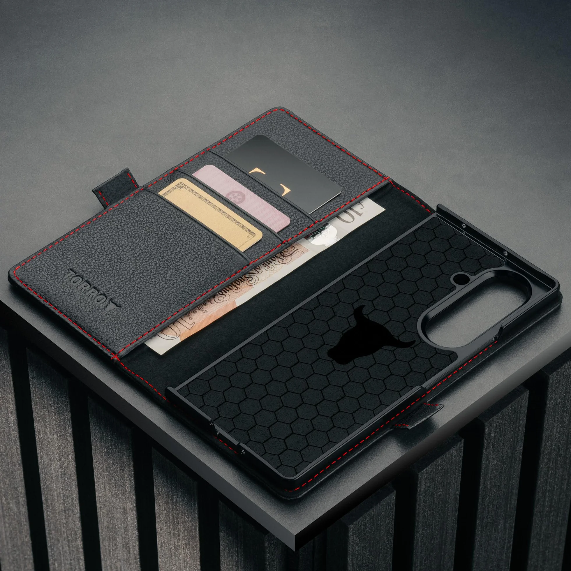 TORRO Etui kompatybilne z Samsung Galaxy Z Fold7 2025 – Premium skórzane etui portfelowe z funkcją stojaka i przegródkami na karty (czarne z czerwonymi detalami)