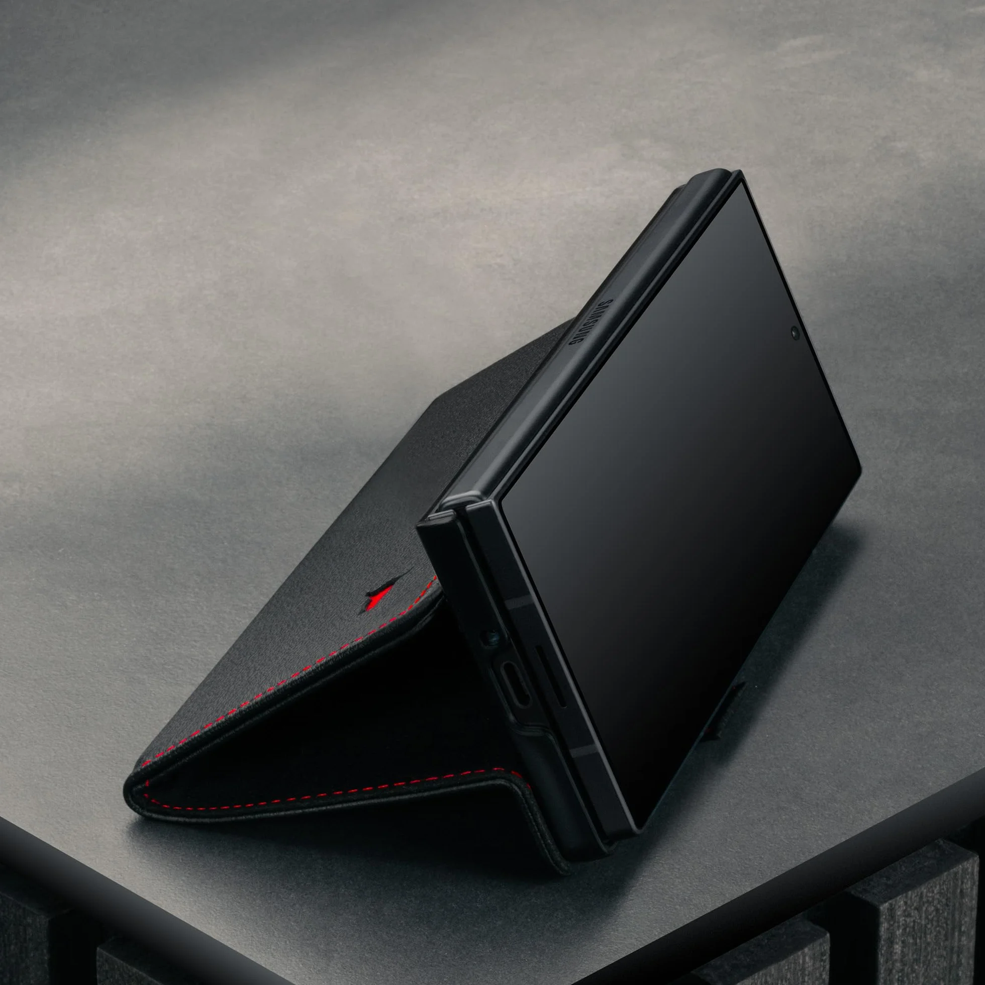 TORRO Etui kompatybilne z Samsung Galaxy Z Fold7 2025 – Premium skórzane etui portfelowe z funkcją stojaka i przegródkami na karty (czarne z czerwonymi detalami)