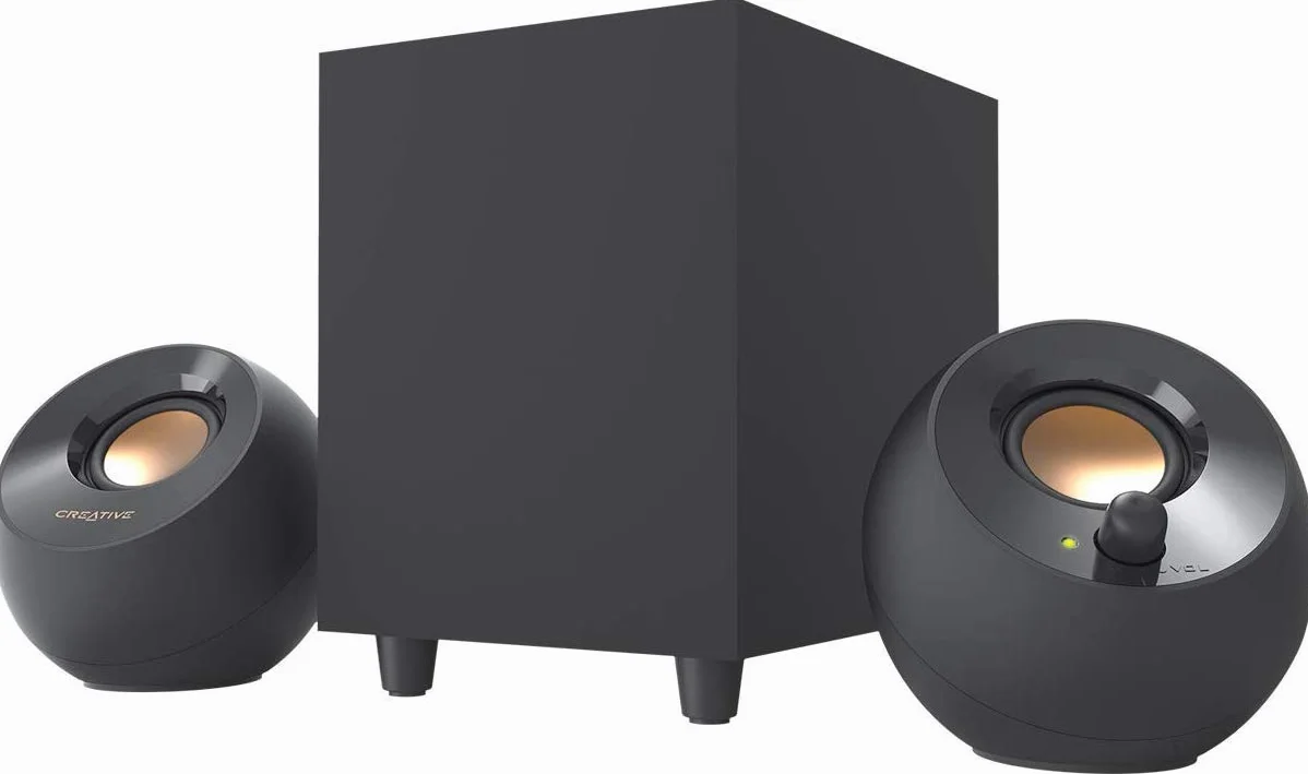 Creative Pebble Plus 2.1 głośnik biurkowy zasilany przez USB z subwooferem i sterownikami Far-Field, moc do 8 W RMS do komputerów PC (czarny)