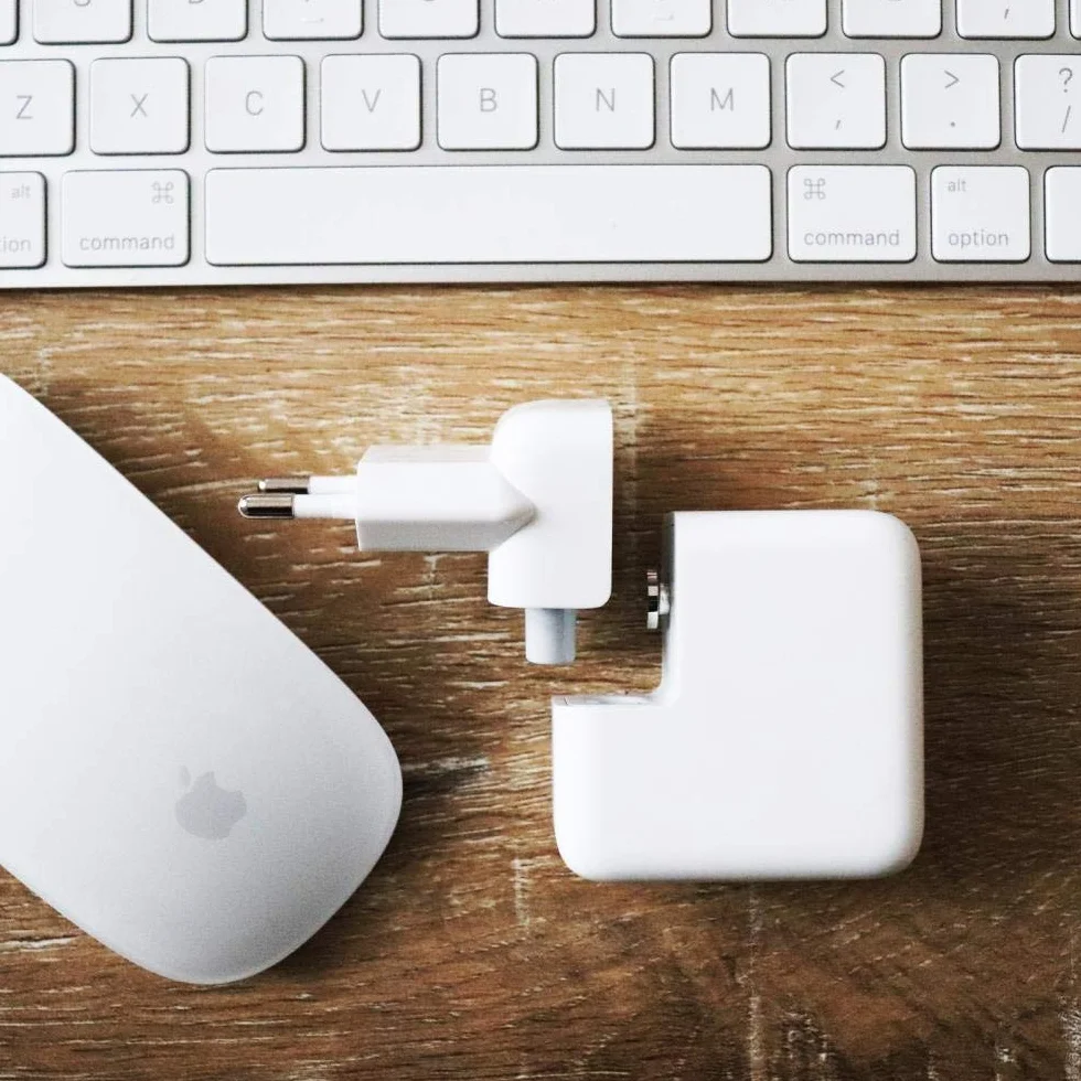 aiino Wtyczka UE do zasilacza Apple - wtyczka zamienna do MacBook, iPada, ładowarki iPhone - zabezpieczenie przed zwarciem - tworzywo sztuczne zmniejszające palność, kolor biały