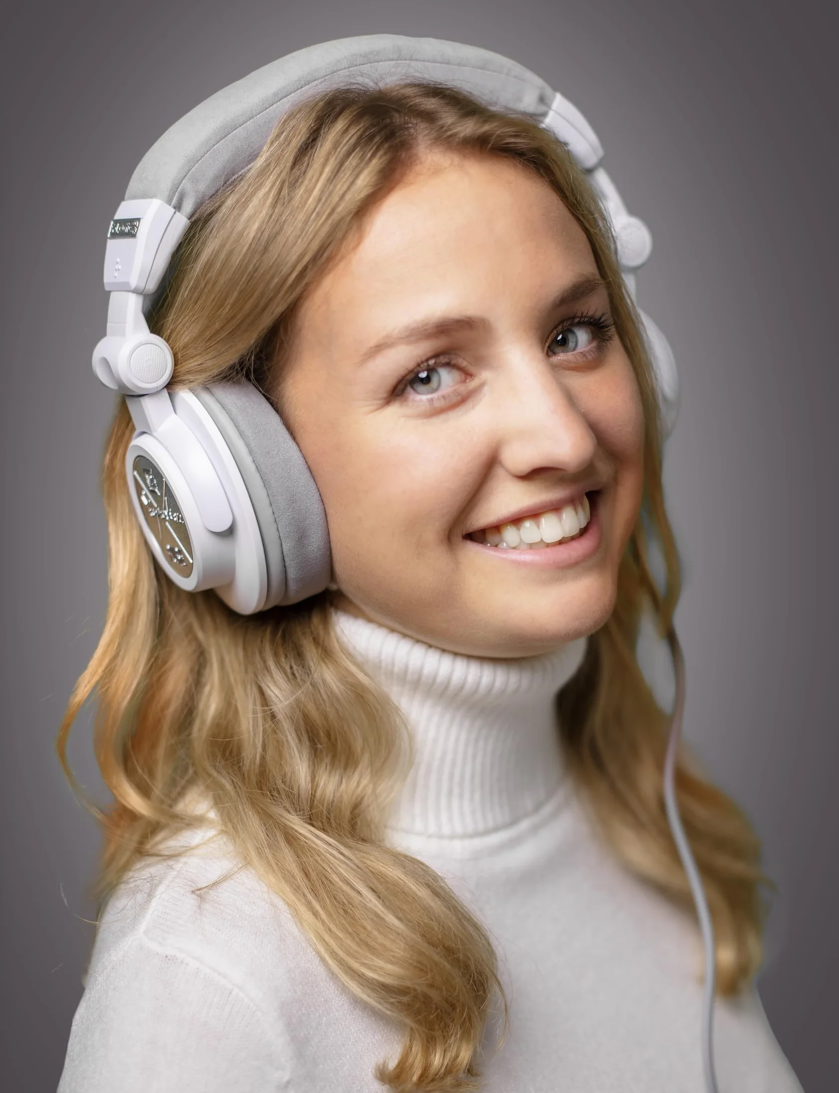 ULTRASONE Signature Pure White Limited Production Model (hermetyczny, typ dynamiczny, słuchawki monitorowe ze sterownikiem lustrzanym 50 mm), zrównoważone połączenie, S-Logic 3, technologia LE/FGC