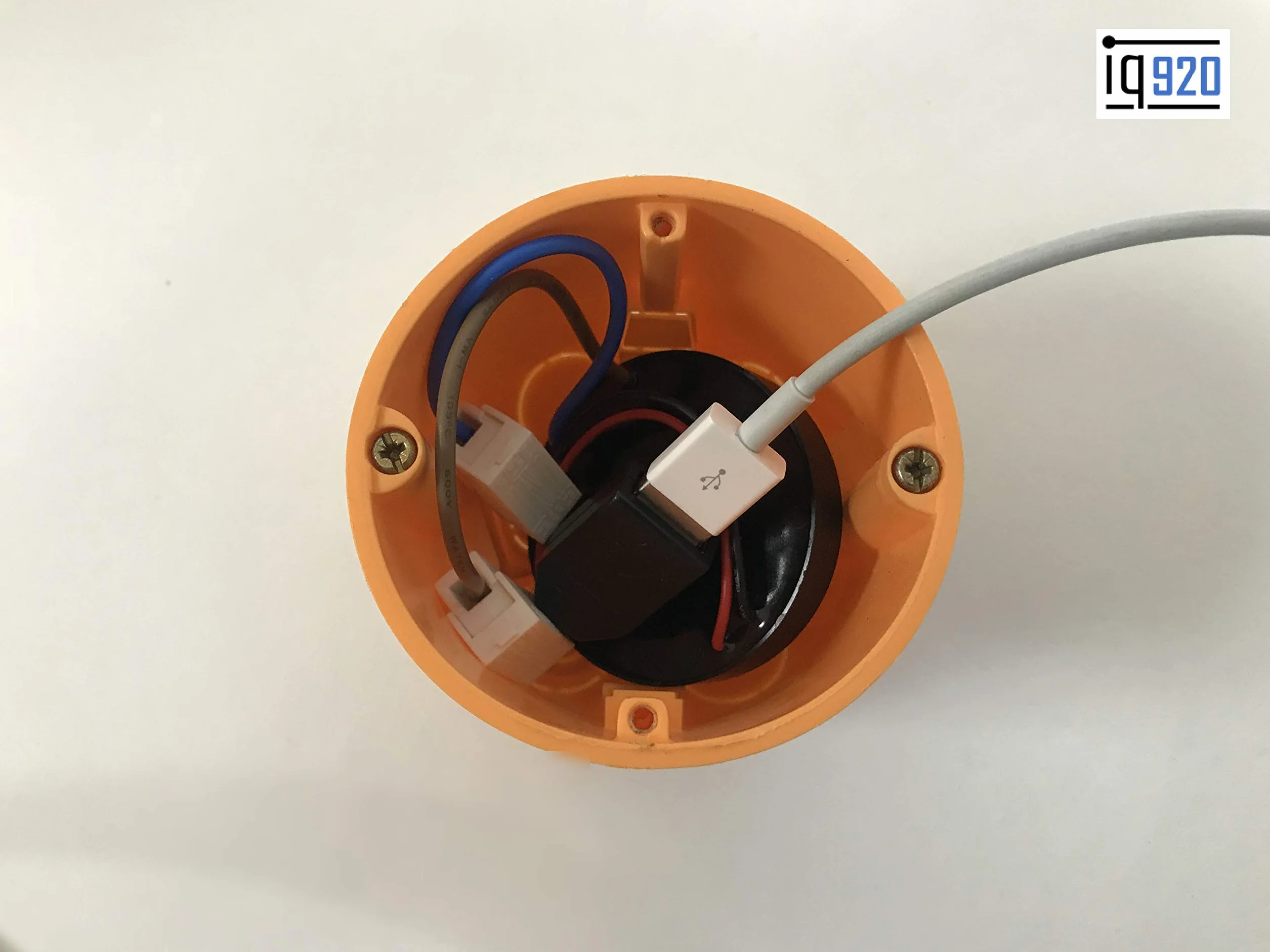 Podtynkowy zasilacz USB do zasilania tabletów i innych urządzeń