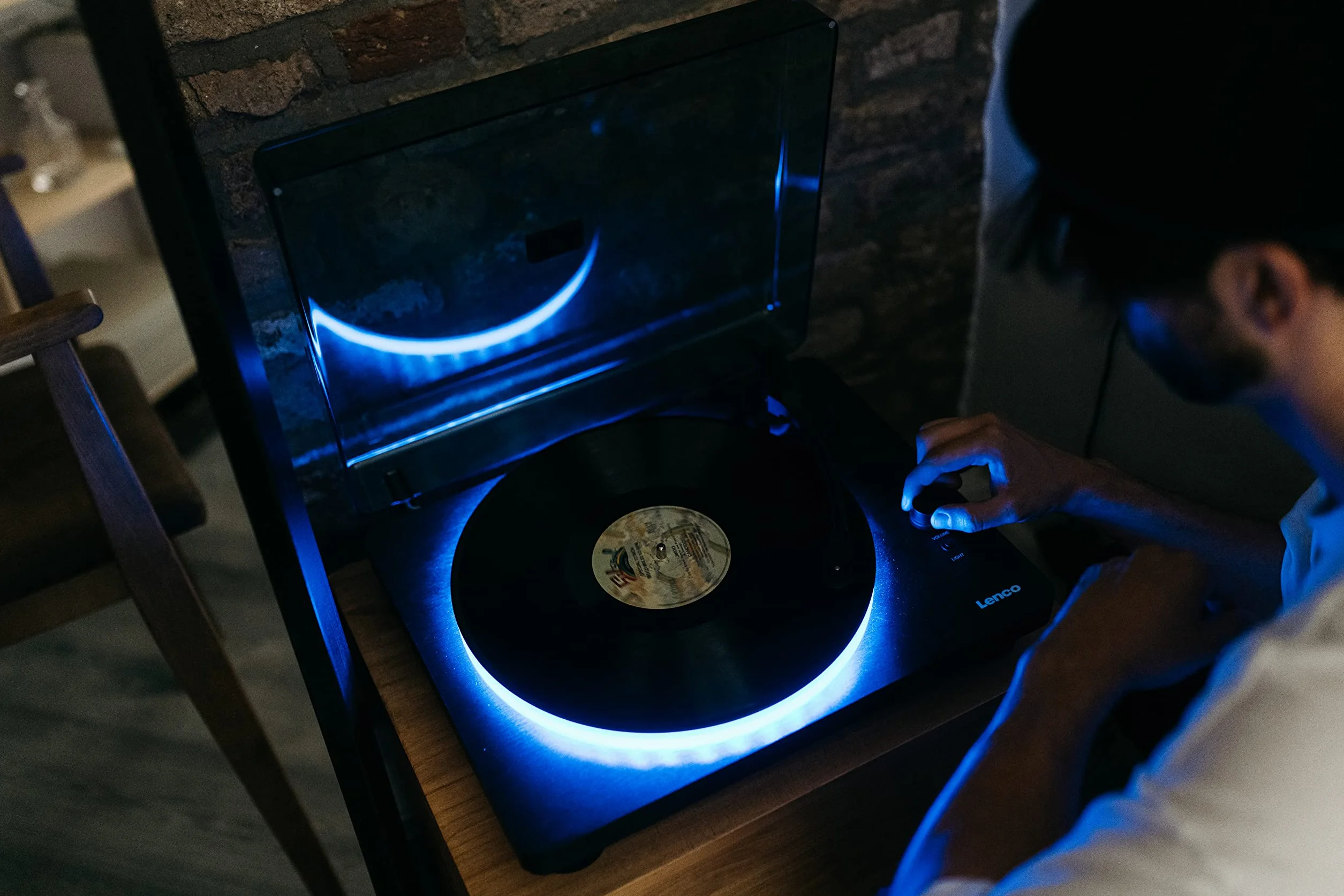 Lenco LS-50 – gramofon z głośnikiem – talerz gramofonowy LED – USB – napęd pasowy – przedwzmacniacz – 33, 45 i 78 obr./min – automatyczne zatrzymanie – winyl do MP3 – czarny