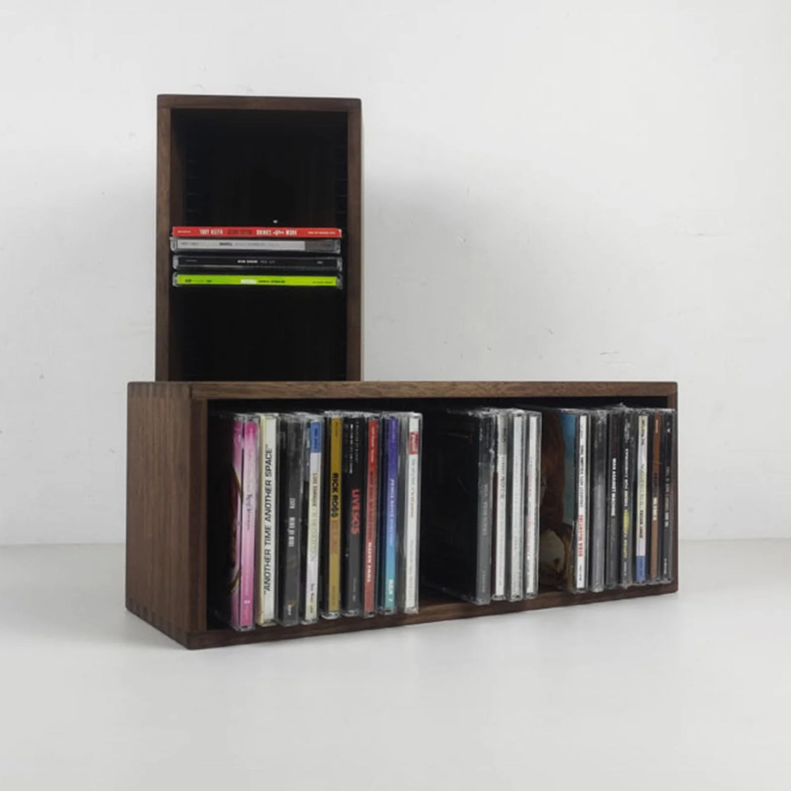 Stojak do przechowywania płyt CD w stylu vintage – czarne drewno orzechowe na 26 standardowych etui na płyty CD i DVD, idealny do domowego biura i wystroju pokoju muzycznego